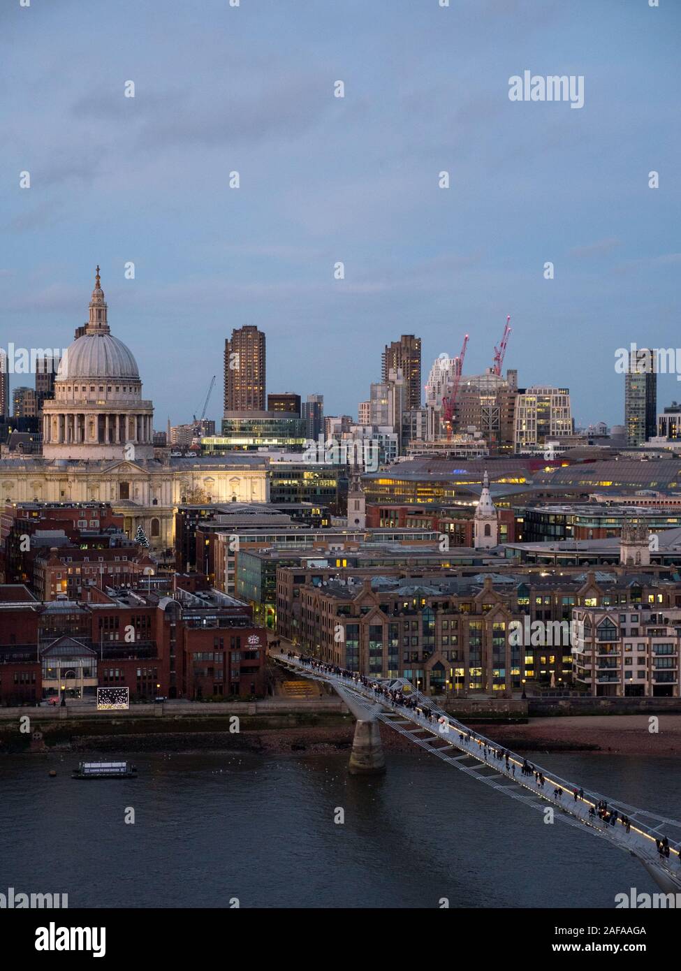 St Pauls Kathedrale und die Millennium Bridge, Nachts, Themse, London, UK, GB. Stockfoto