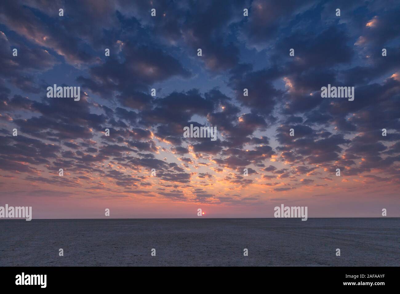 Sonnenaufgang auf der Insel Kubu, weiße Salzpfanne, Sowa Pan (Sua Pan), Makgadikgadi Pans, Botsuana, Südliches Afrika, Afrika Stockfoto