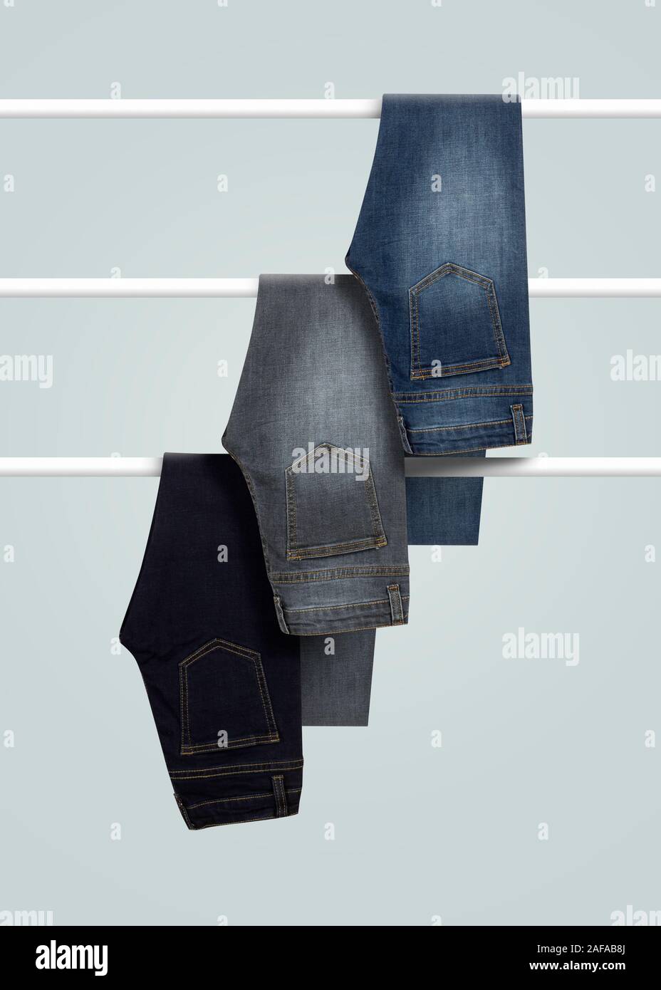Satz von Männer jeans Hängen auf weißem Hintergrund Stockfoto
