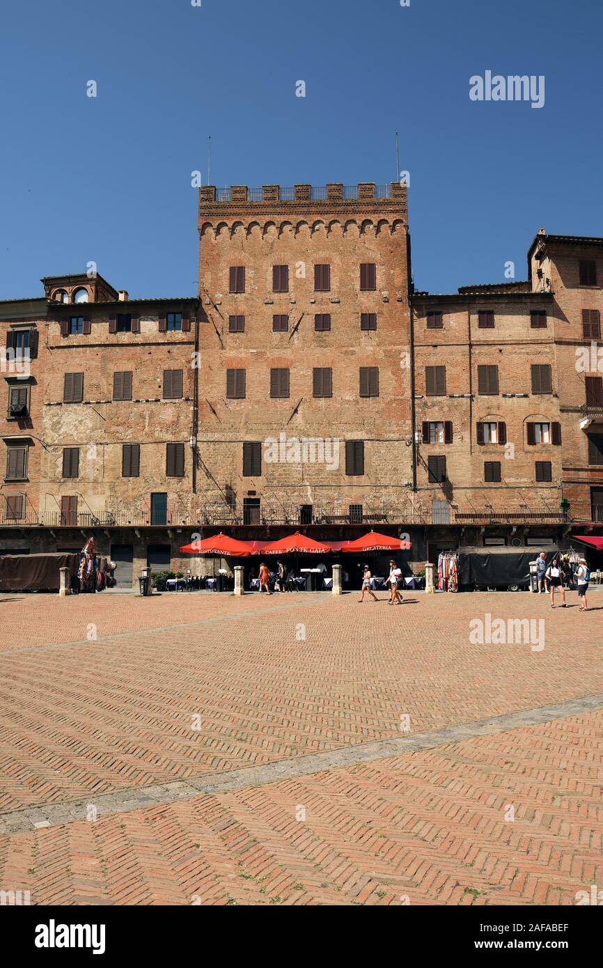 Ein Detail der Fassade des historischen mittelalterlichen Architektur der Piazza del Campo in das UNESCO-Weltkulturerbe von Siena, Toskana, Italien EU Stockfoto