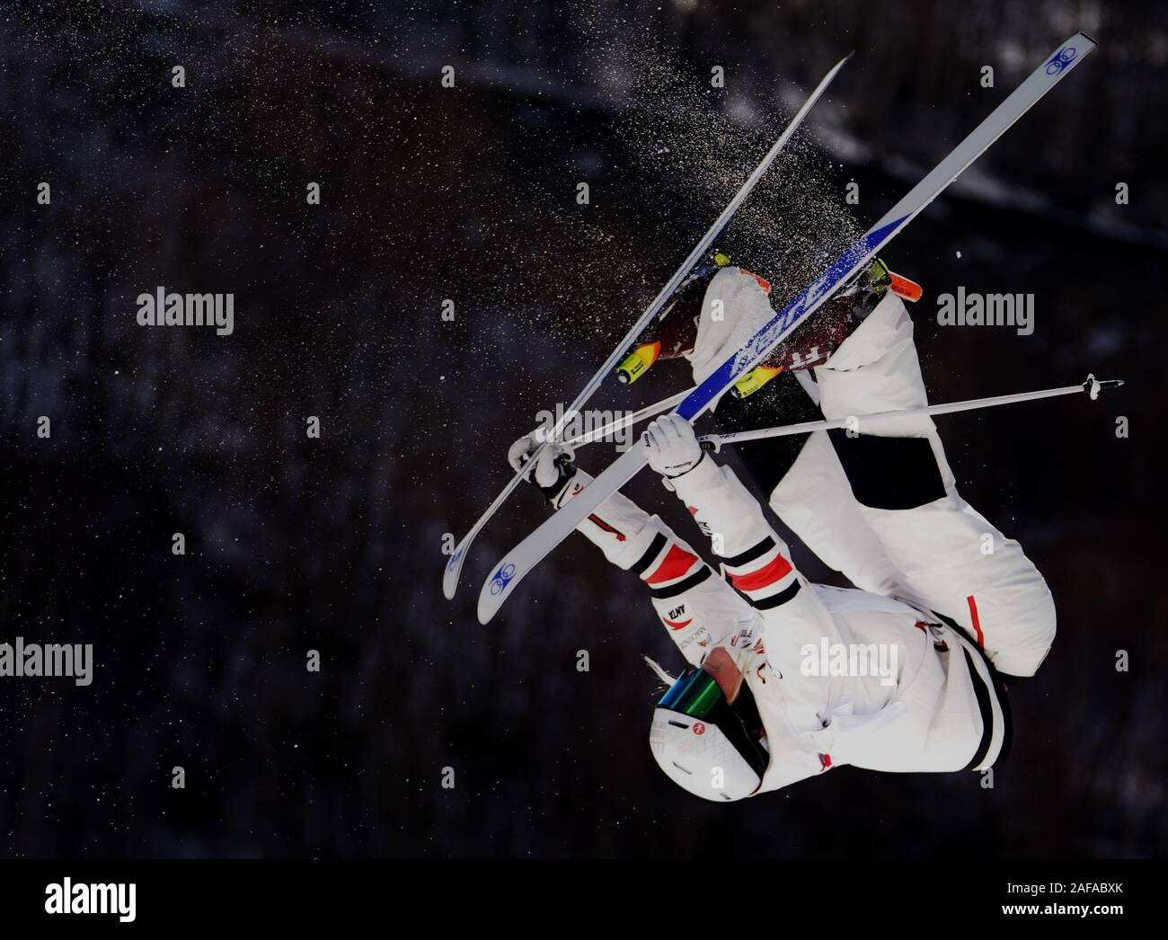 (191214) - CHONGLI, Dez. 14, 2019 (Xinhua) - Justine Dufour-Lapointe von Kanada konkurriert während moguls Finale bei den 2019-2020 Thaiwoo FIS Freestyle Ski Buckelpiste Wm in Chongli, im Norden der chinesischen Provinz Hebei, Dez. 14, 2019 bei den Frauen. (Xinhua / Yang Shiyao) Stockfoto