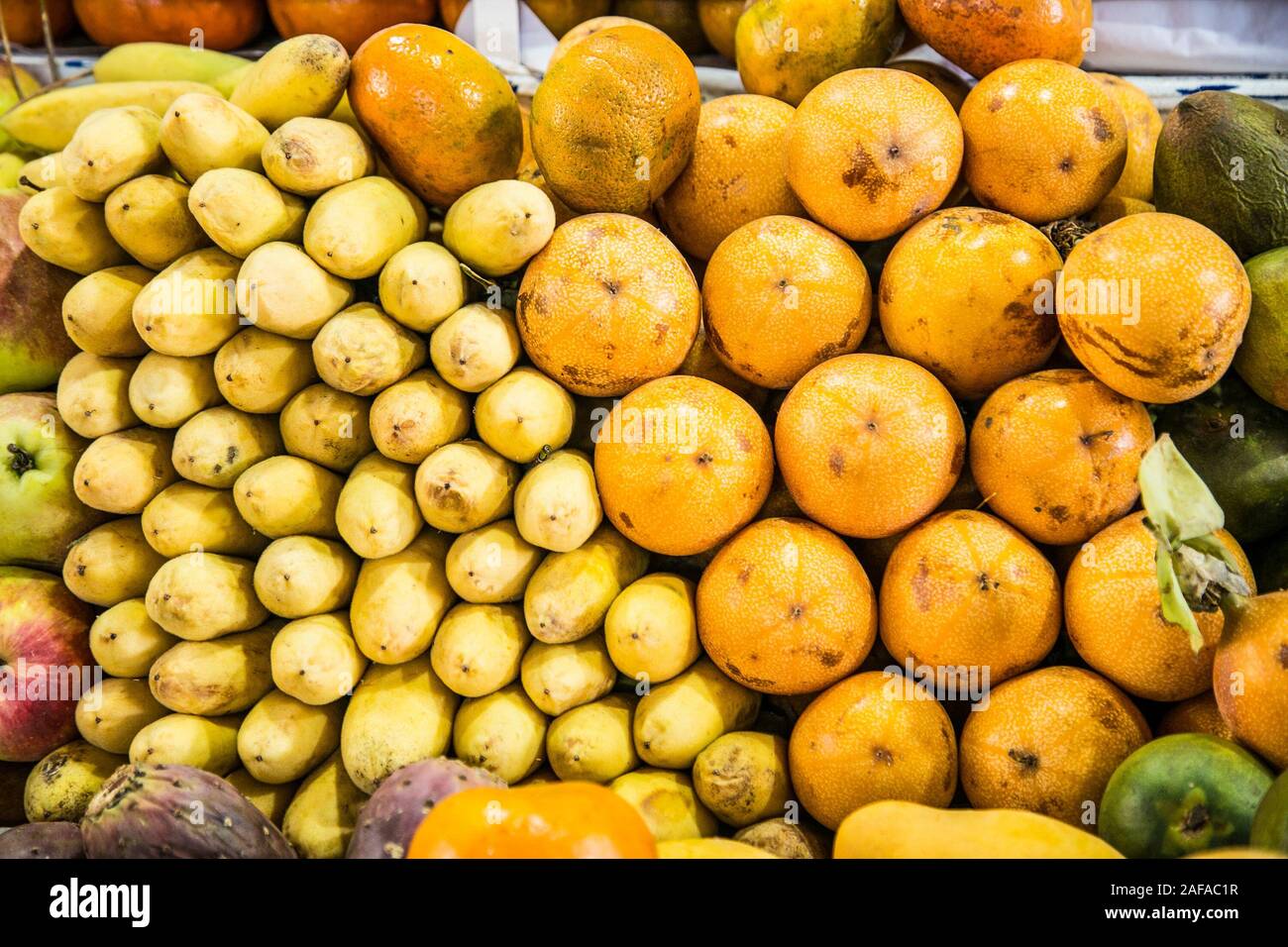 Exotische frische Früchte auf San Pedro Markt in Cusco, Peru zu verkaufen. Südamerika. Stockfoto