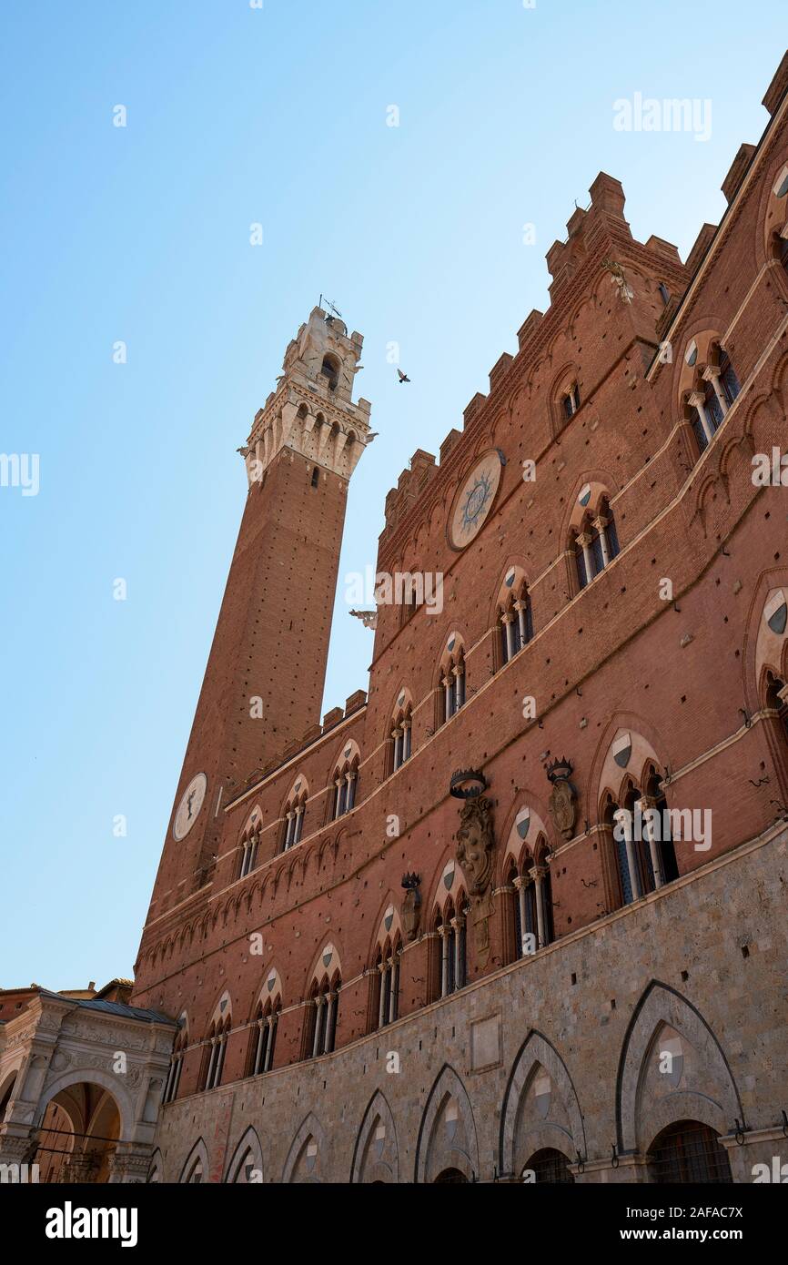 Der Palazzo Pubblico und Torre del Mangia in der Piazza del Campo in das UNESCO-Weltkulturerbe von Siena, Toskana, Italien EU Stockfoto