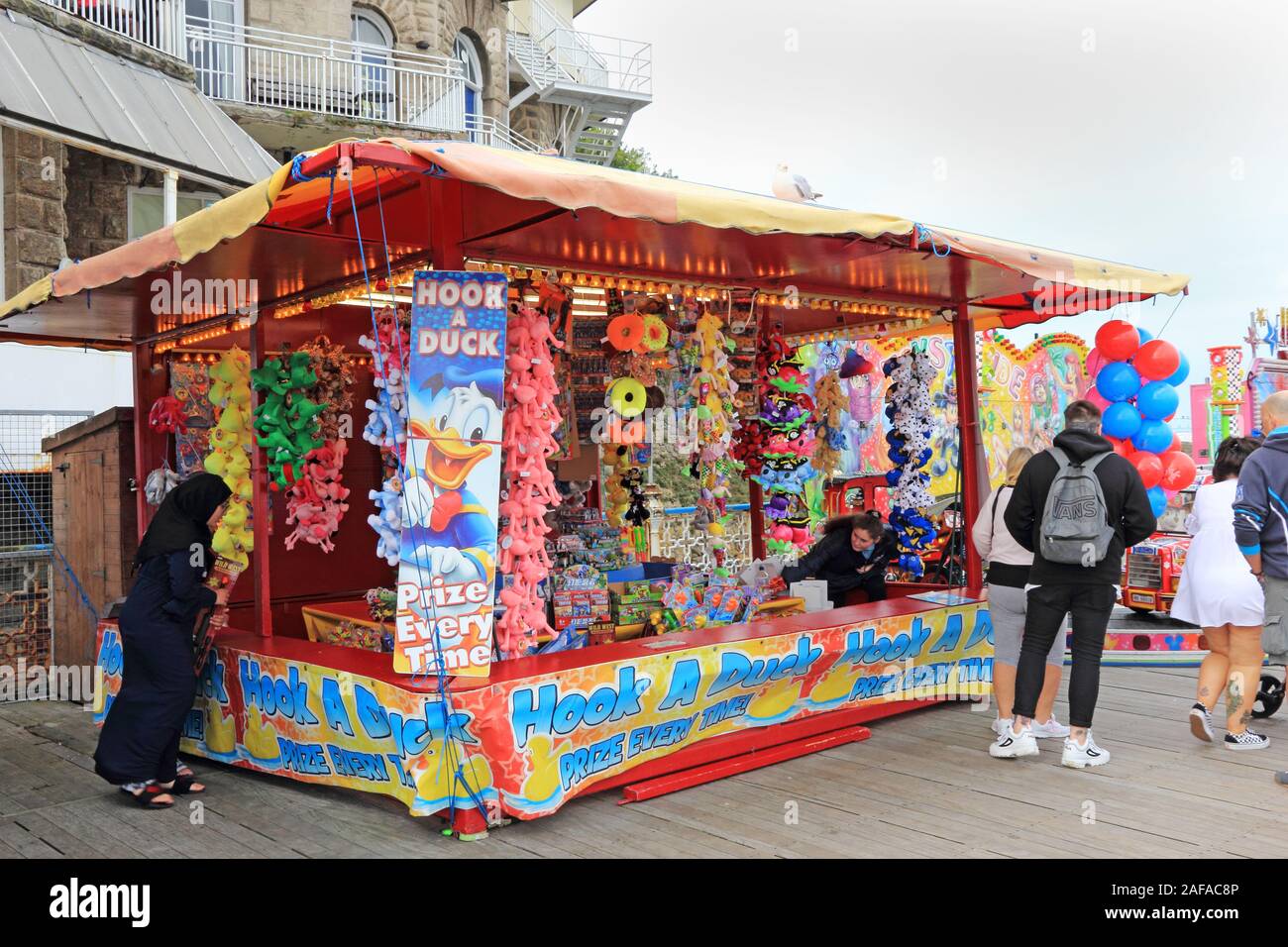 Traditionelle Hook-a-Ente, auf Llandudno Pier Abschaltdruck Stockfoto