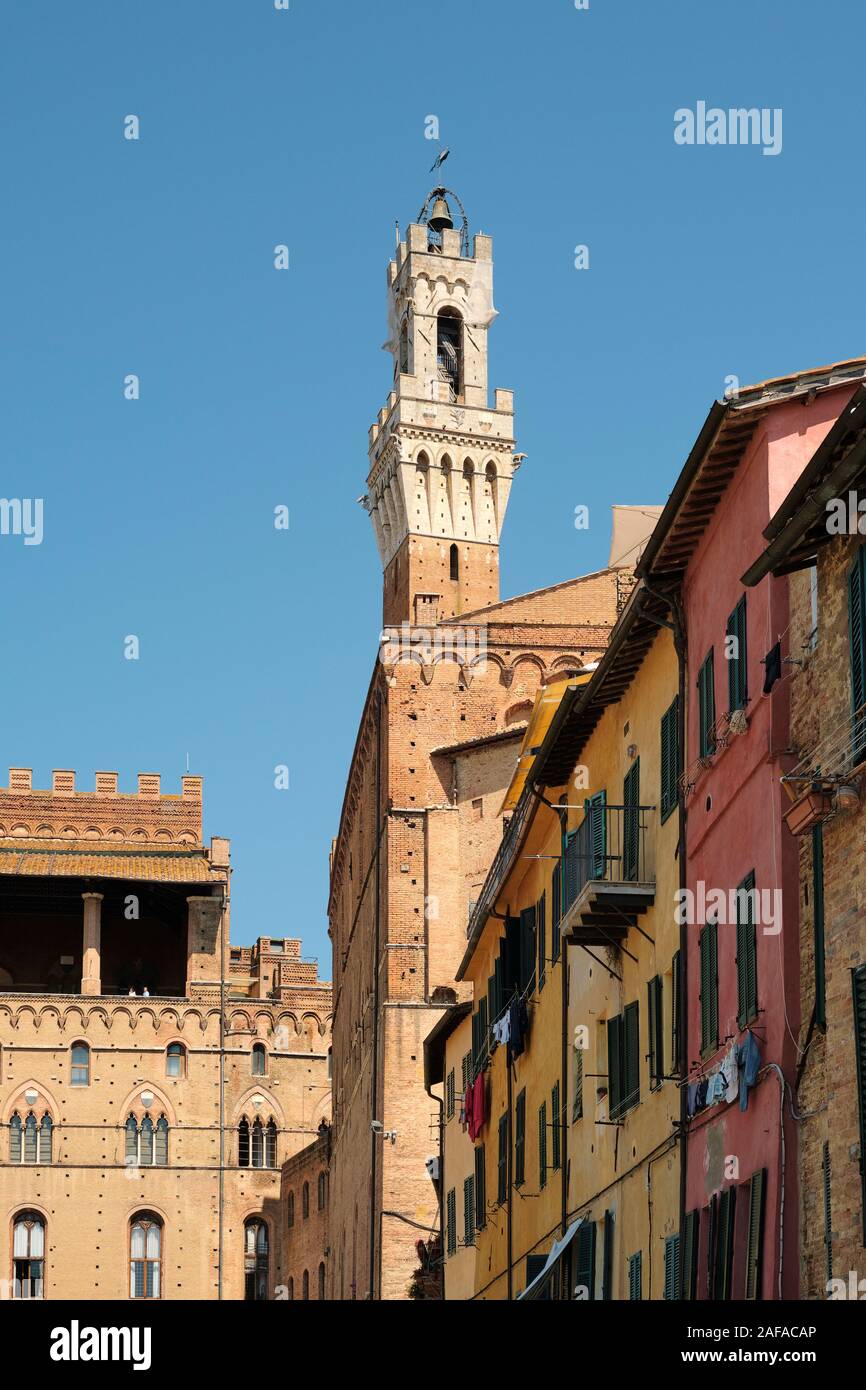 Der Torre del Mangia und bunt bemalten Häuser im UNESCO Welterbe Siena, Toskana, Italien EU Stockfoto