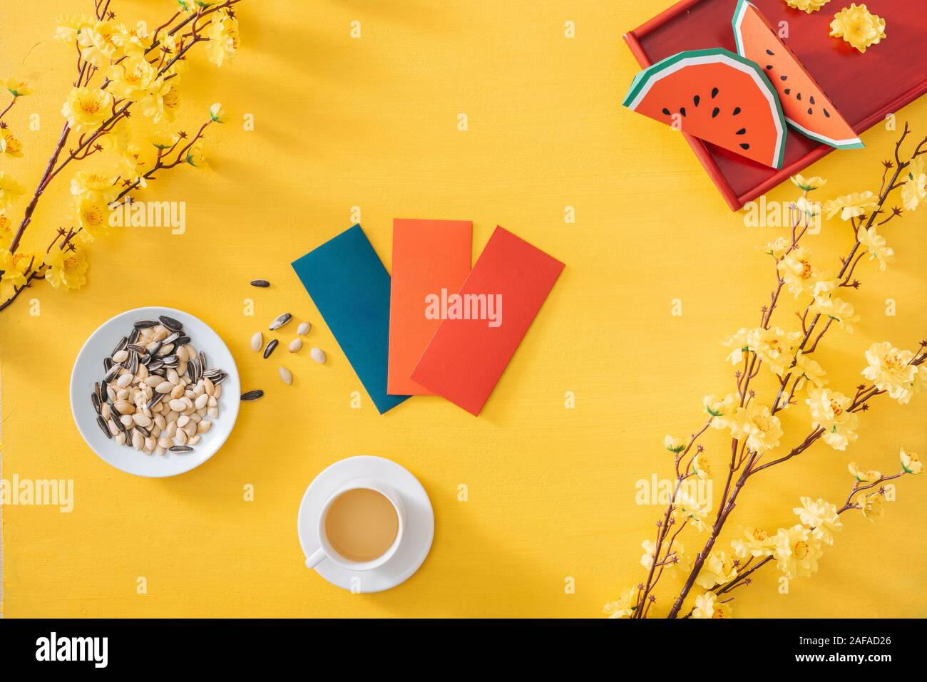 Das chinesische Neujahr Dekoration auf ein gelbes gold Hintergrund Stockfoto