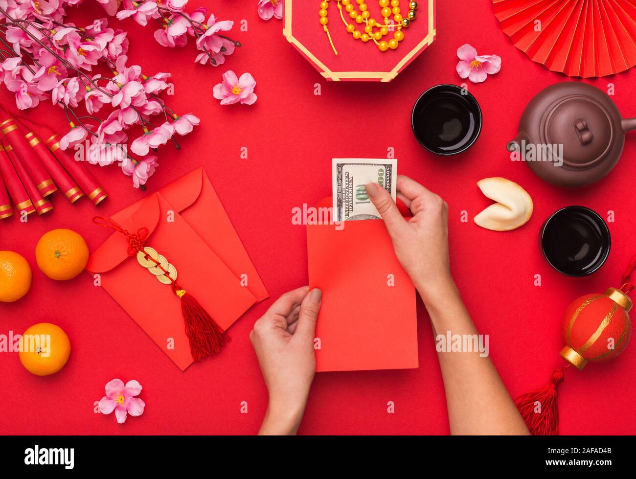 Frau Vorbereitung Dollar für zum chinesischen Neujahrsfest vorhanden Stockfoto