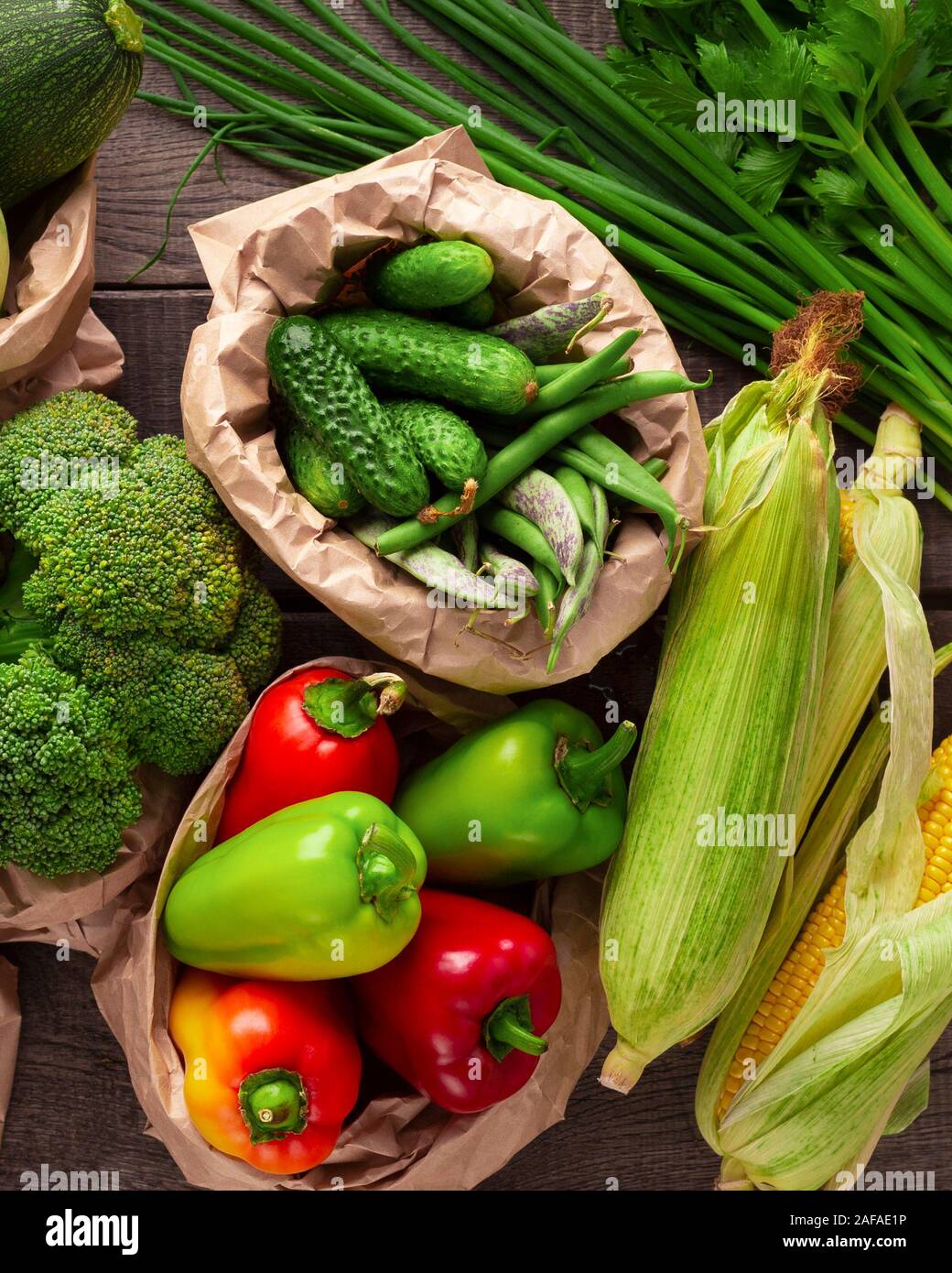 Gemüse in null Abfall Säcke aus Papier für vegetarische Rezepte Stockfoto