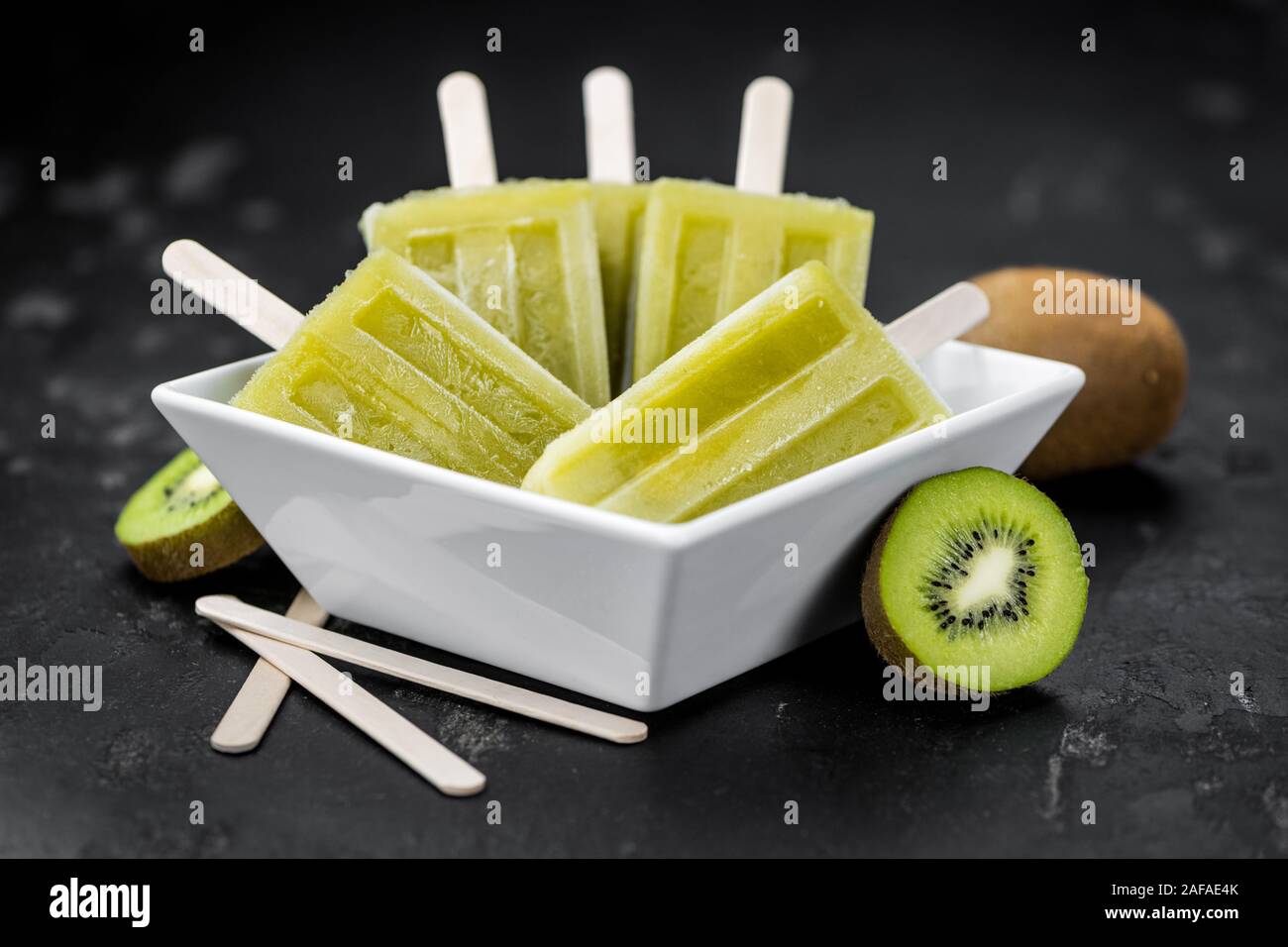 Teil des frischen Kiwi Eis am Stiel auf einem Schiefer Tafel (selektive Fokus) Stockfoto