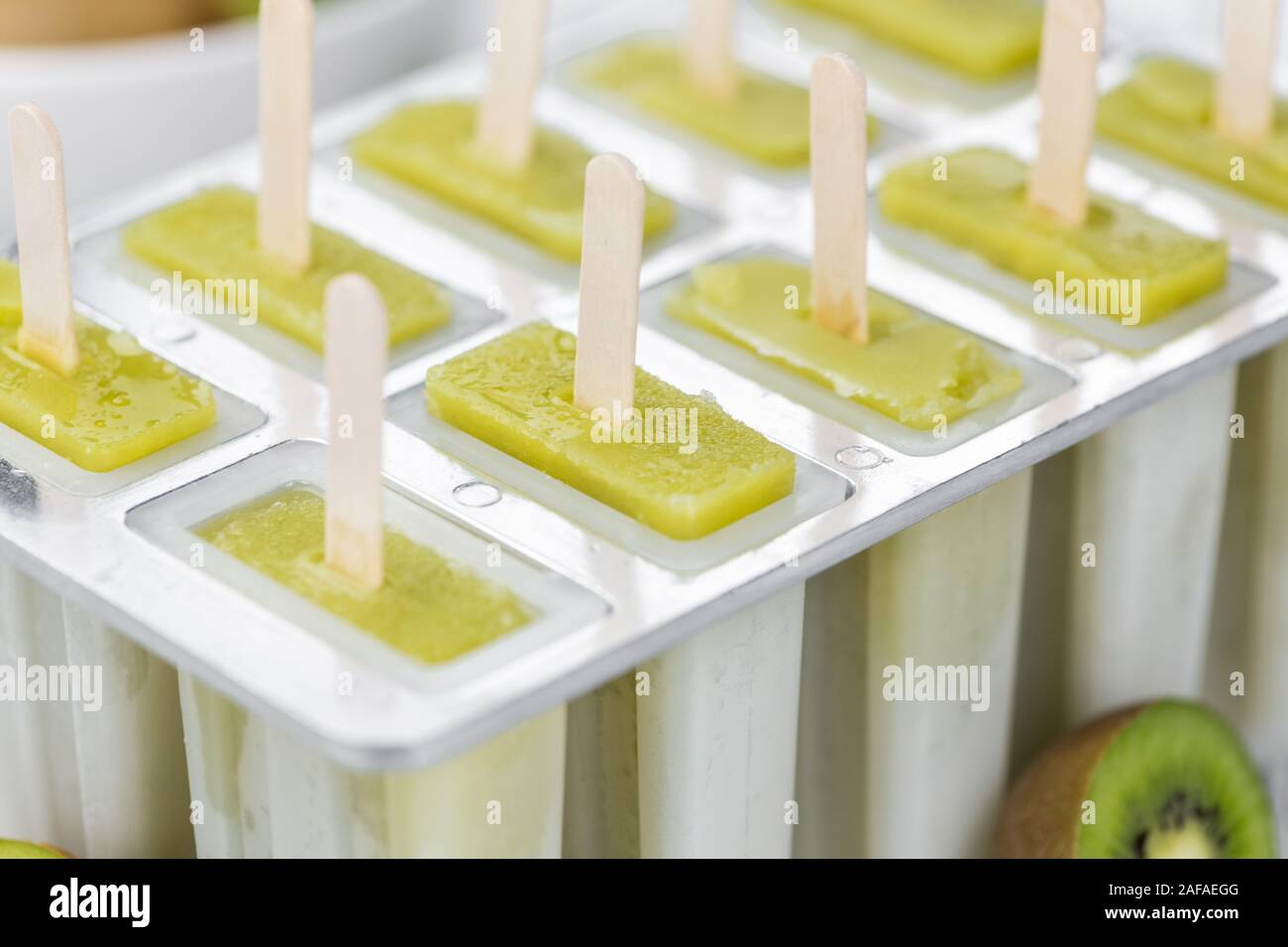 Kiwi Eis am Stiel (frisch) als detaillierte Nahaufnahme, selektiver Fokus) Stockfoto