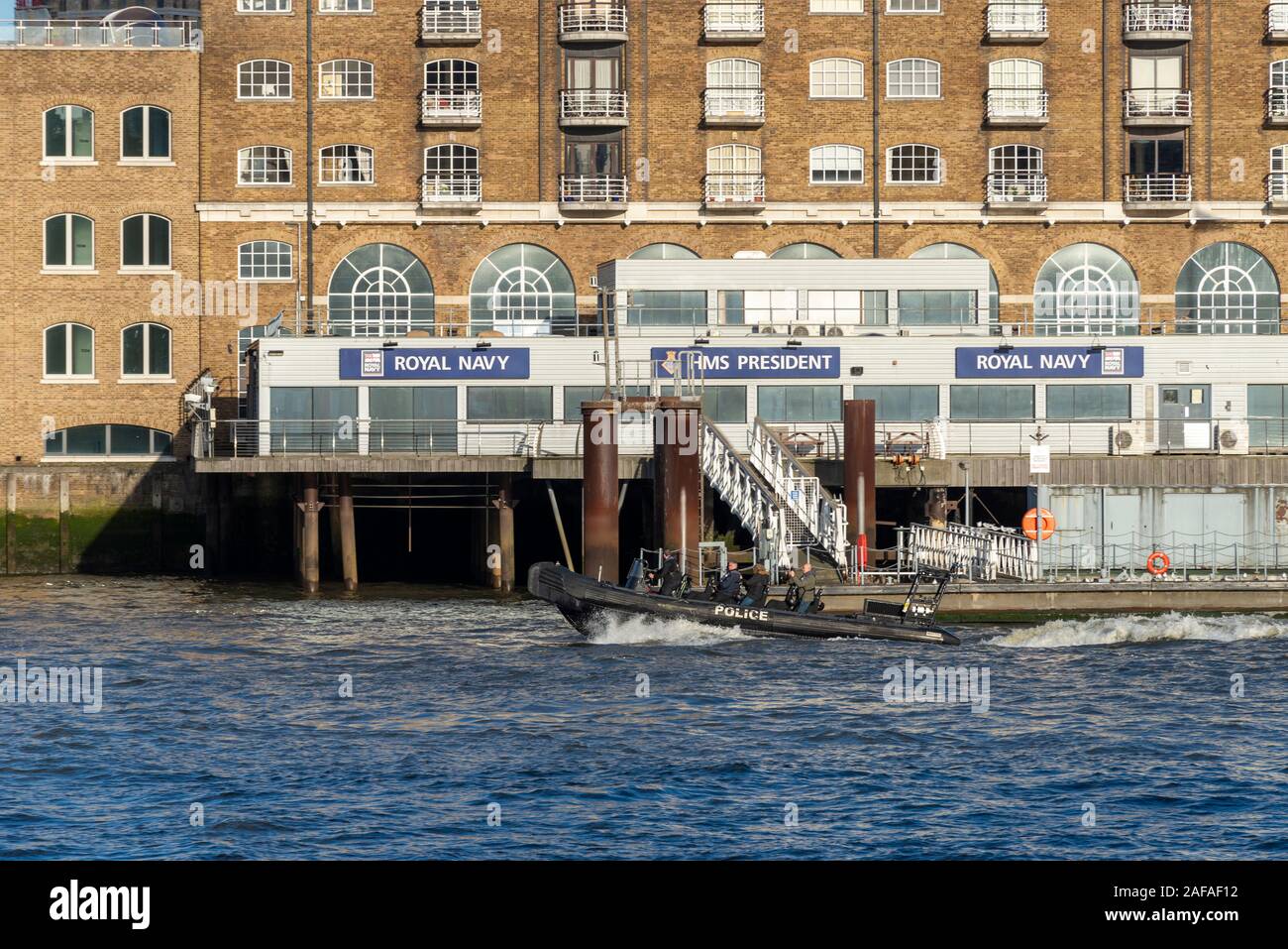 Polizei RIB Boot vorbei an HMS President Royal Navy Reserve Stein Fregatte oder Wasser auf der Themse, London, UK. Security Patrol Stockfoto