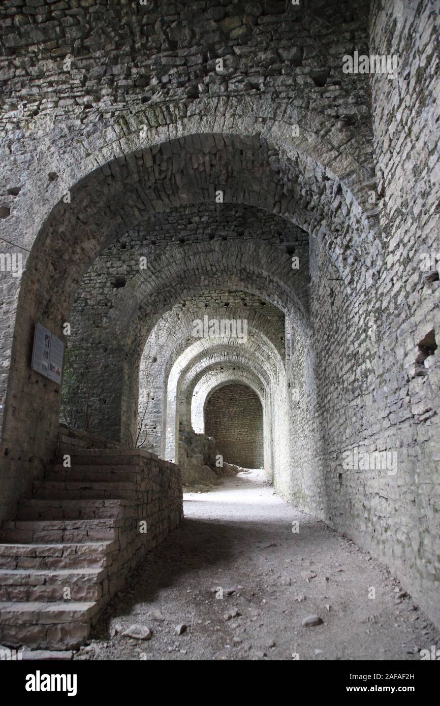 Dunkle Gewölbe von Ali Pascha im 19. Jahrhundert gebaut, in Gjirokastra Schloss in Gjirokastra, Albanien Stockfoto