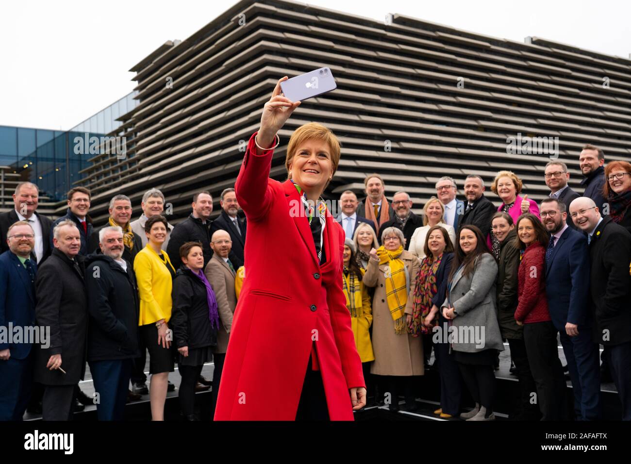 Dundee, Schottland, Großbritannien. 14. Dez 2019. Erster Minister Nicola Sturgeon bei Foto Anruf mit Ihrem SNP MPs außerhalb des V&A Museum in Dundee. Viele der versammelten Abgeordneten sind neu in das Parlament gewählt. Iain Masterton/Alamy leben Nachrichten Stockfoto