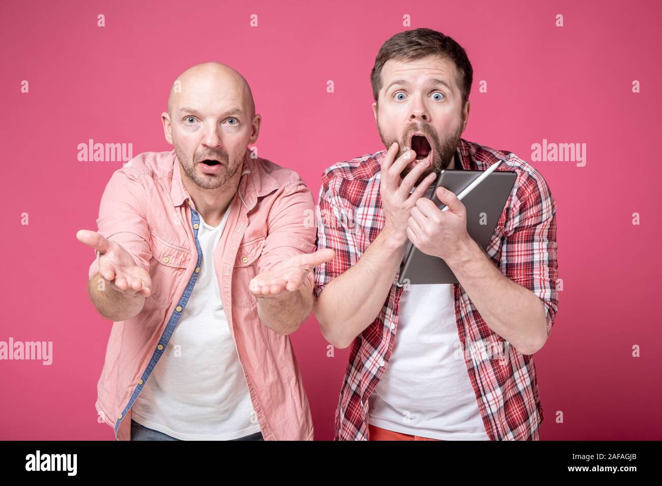 Kollegen schockiert sind und von schrecklichen Leistung der Arbeit überrascht, sie öffnen ihre Münder in Ratlosigkeit und mit großen Augen schauen. Stockfoto