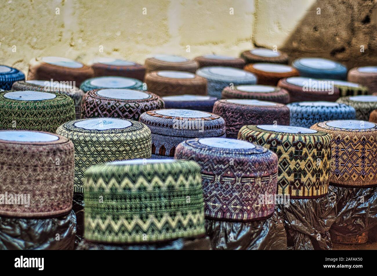 Eine Sammlung von traditionellen skull Caps (kufi) in Nigeria, Westafrika Stockfoto