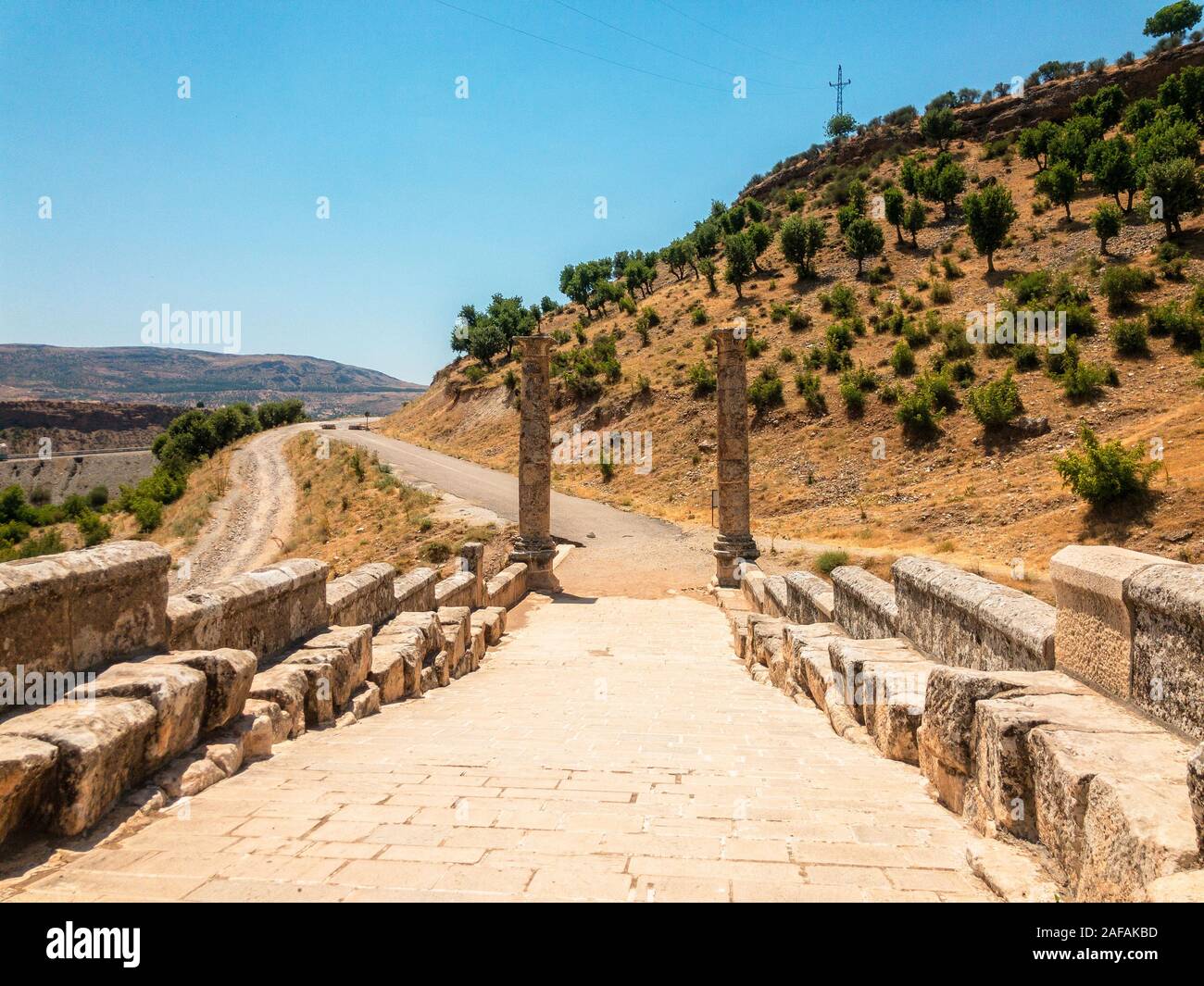 Panoramablick auf die Brücke, Severan Cendere Koprusu ist eine späte römische Brücke, in der Nähe von Nemrut Dagi, Türkei. Fahrbahn durch die antiken Säulen flankiert Stockfoto