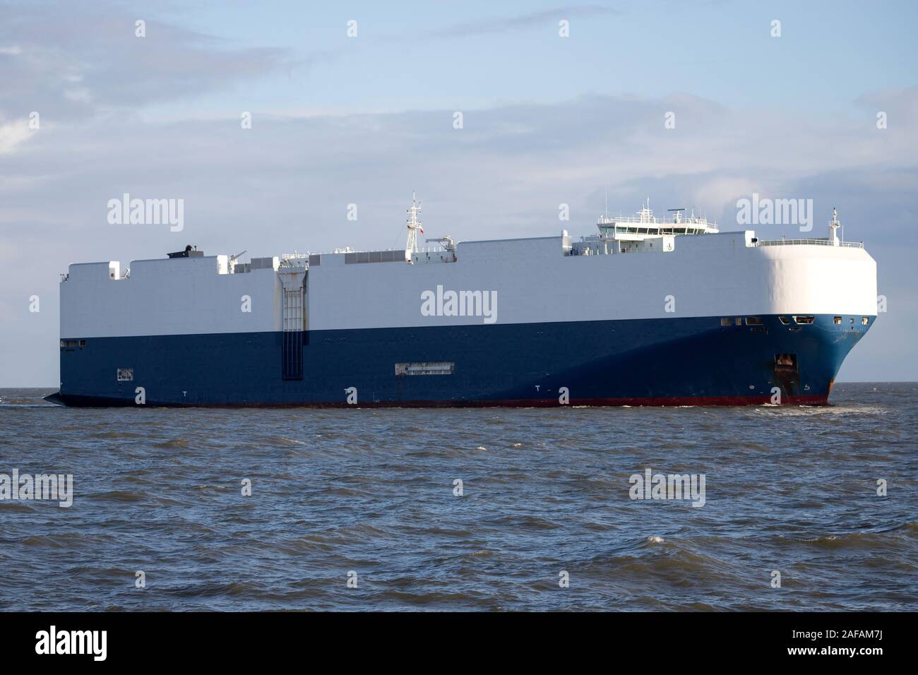 reine Pkw- und Lkw-Träger am Meer Stockfoto