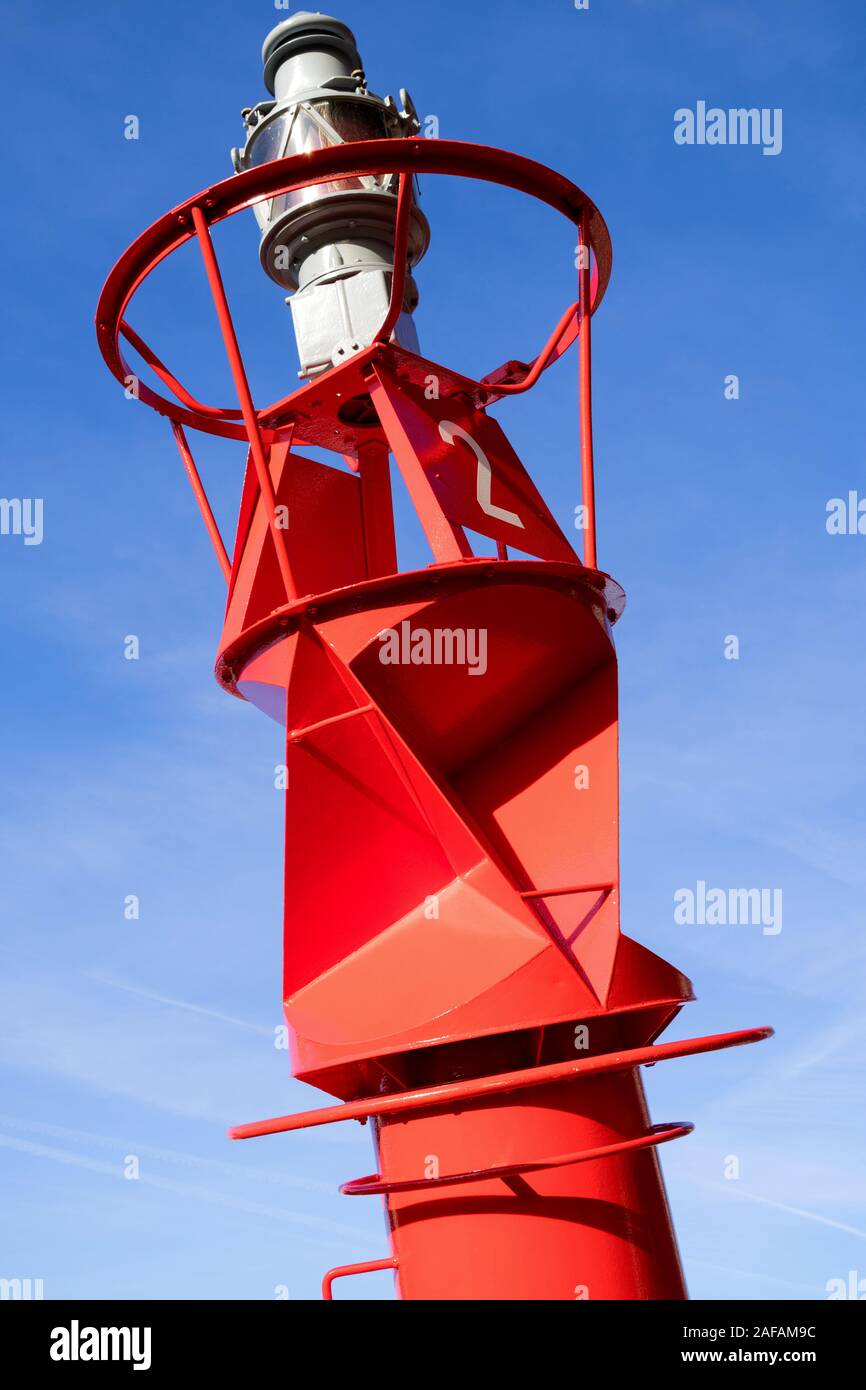 Red Fahrwassertonnen gegen den blauen Himmel Stockfoto