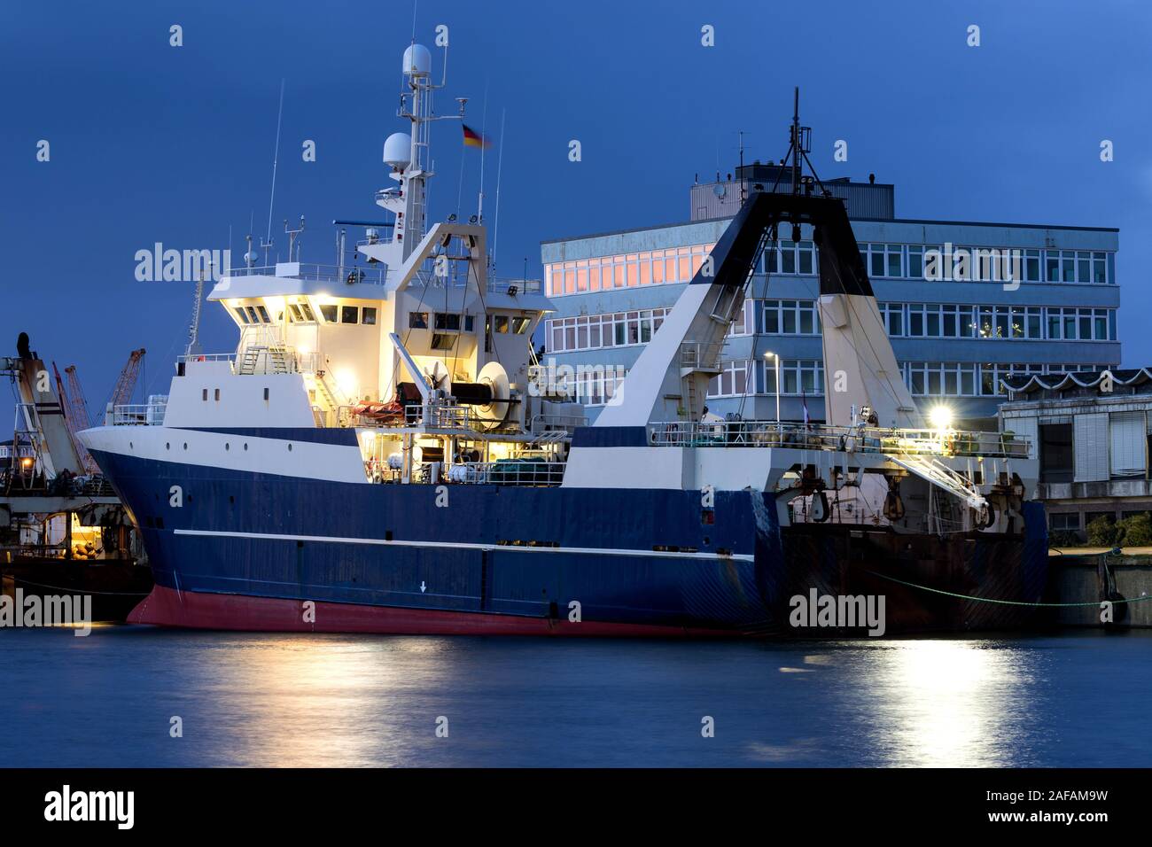 Fischereifahrzeug im Hafen bei Einbruch Stockfoto