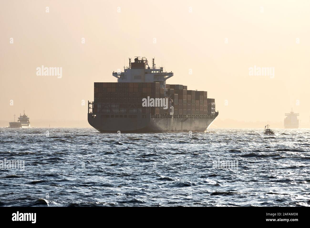 Frachtschiffe auf der Elbe Stockfoto