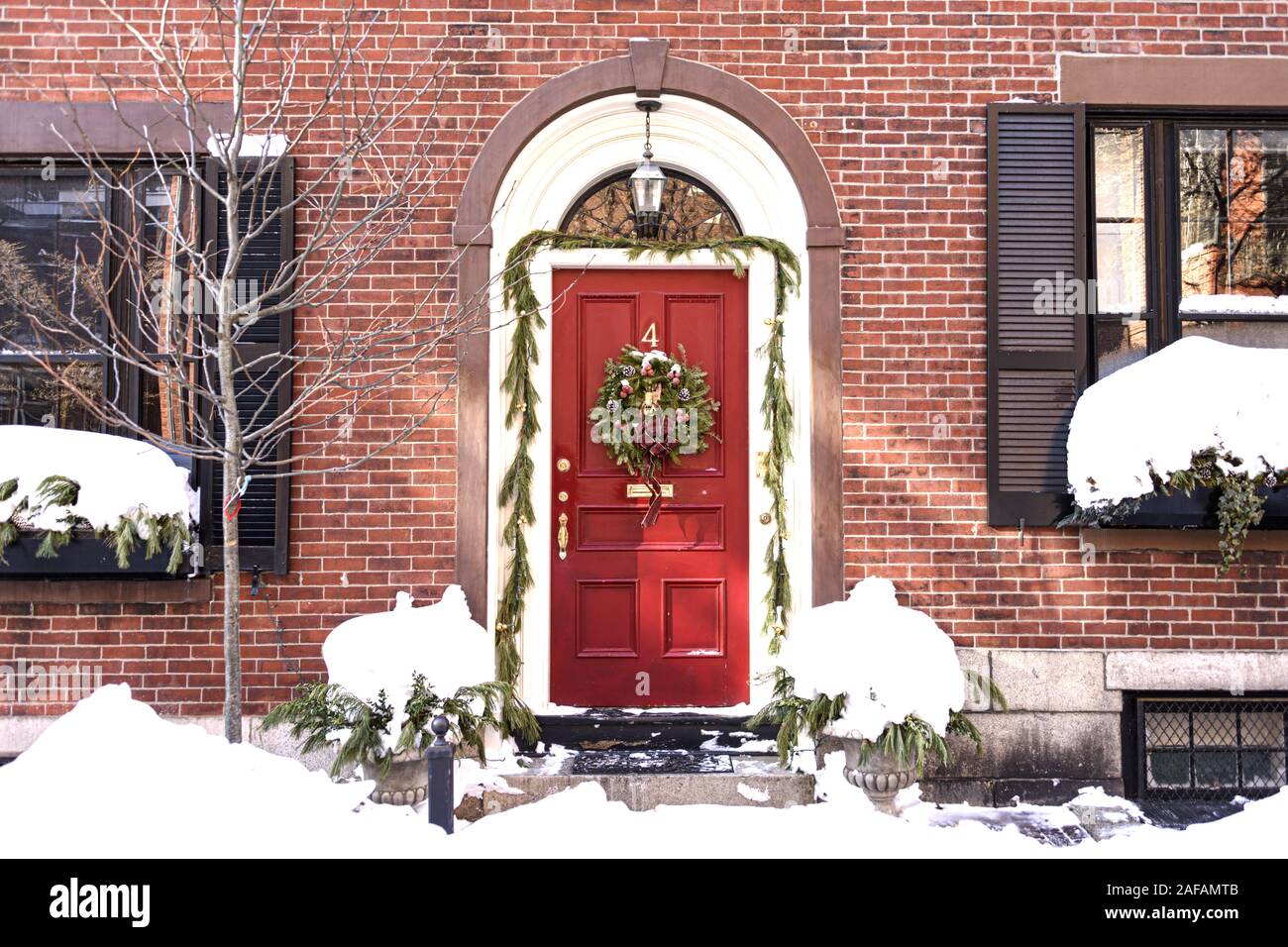 USA, Boston - Januar 2018 - Haus mit Weihnachten Kranz an der vorderen Tür in der Gegend von Beacon Hill Stockfoto