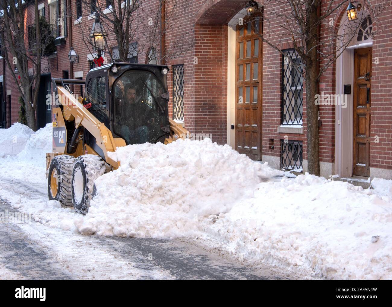 USA, Boston - Januar 2018 - schneepflug die Straße von Schneefall in den Beacon Hill District Stockfoto