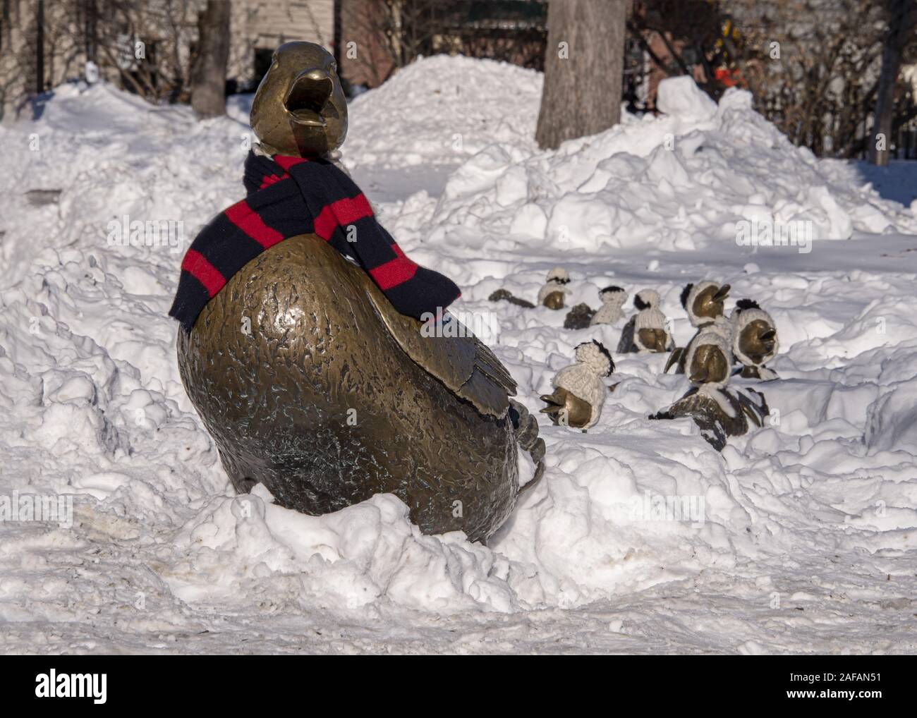 USA, Boston - Januar 2018: 'Make Weg für Entenküken" mit Frau Ente Ihr winter Schal tragen, ihre Babys in kleinen Kammgarn Hüte. Nancy Schön's Magical s Stockfoto