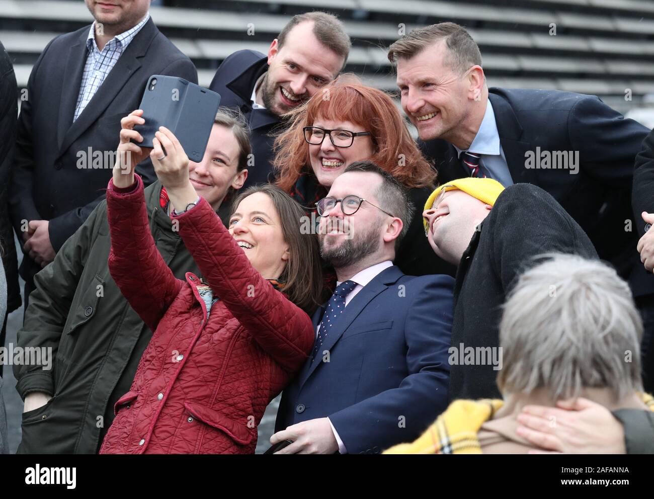 Neu SNP? gewählt??s selfies mit Kollegen außerhalb des V&A Museum in Dundee. Stockfoto