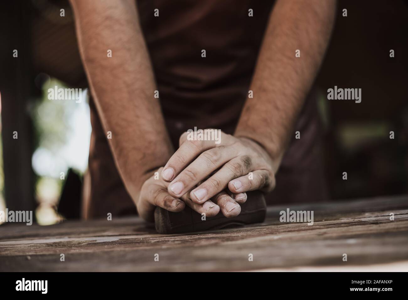 Handwerker, Hände, Nahaufnahme, Knetet und befeuchtet die Lehm vor der Arbeit. Stockfoto