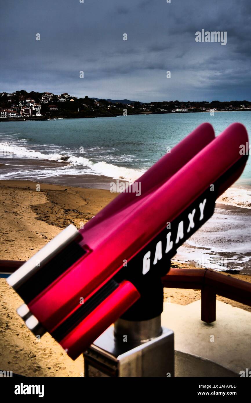 Lila Spyglass unter einem dunklen stürmischen Himmel, Saint-Jean-de-Luz, Aquitanien, Frankreich Stockfoto