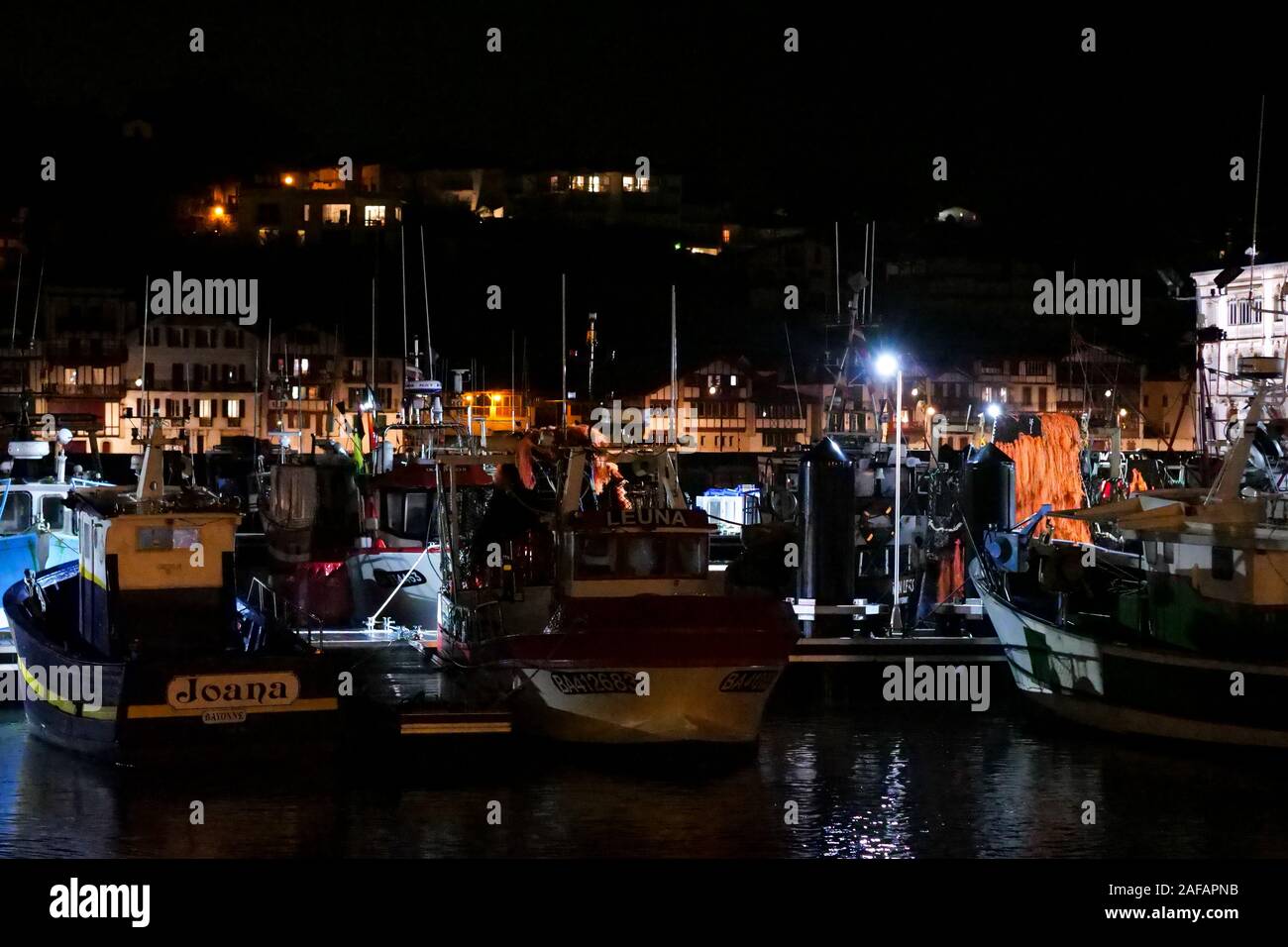 Fischerboote in der Nacht, Saint-Jean-de-Luz, Aquitanien, Frankreich Stockfoto