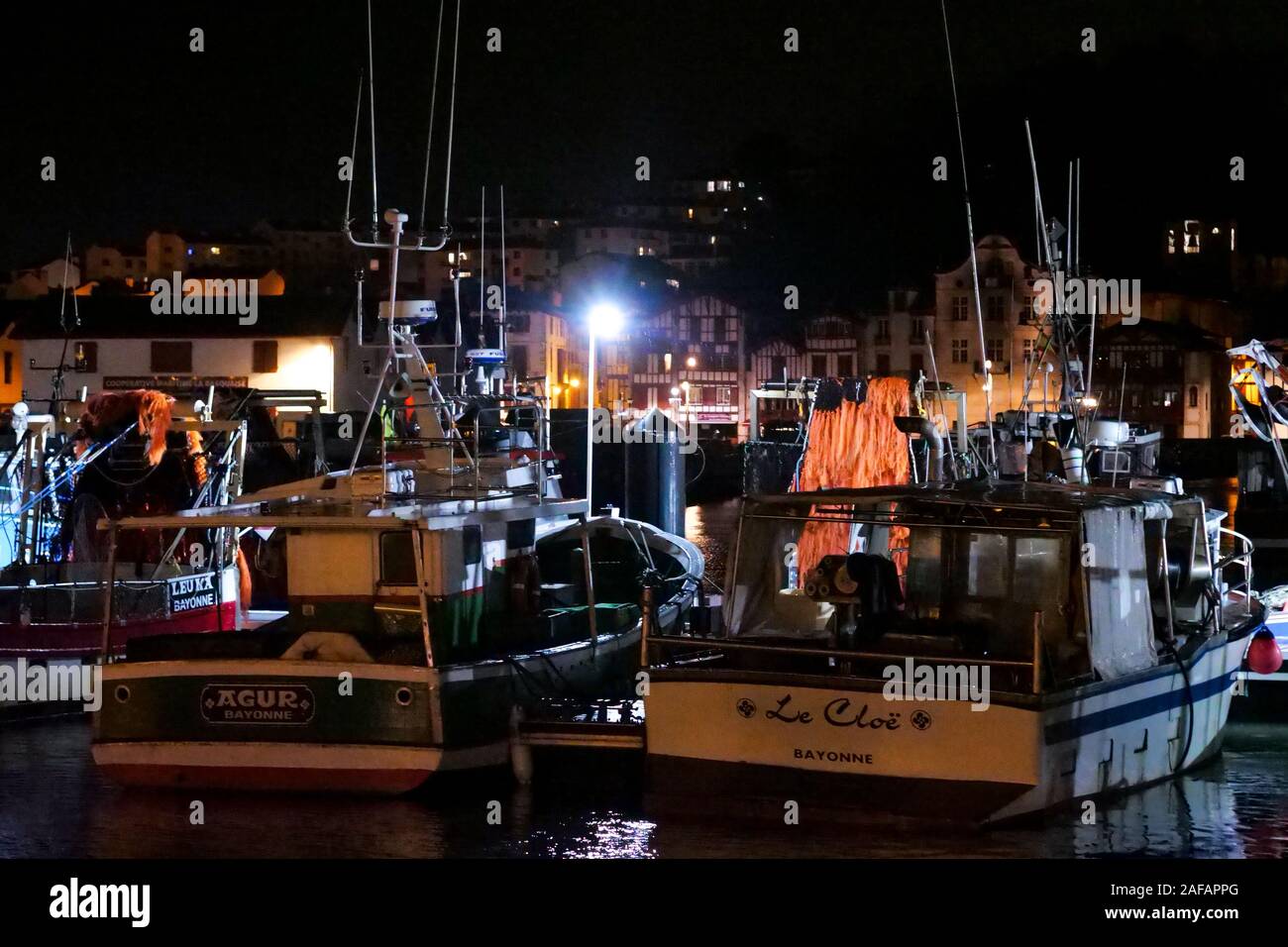 Fischerboote in der Nacht, Saint-Jean-de-Luz, Aquitanien, Frankreich Stockfoto