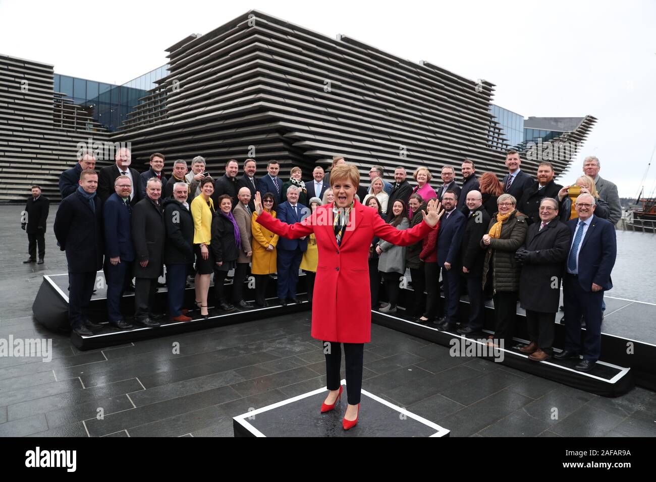 Erster Minister Nicola Sturgeon verbindet die SNP neu gewählten Abgeordneten für ein Gruppenfoto Anruf außerhalb des V&A Museum in Dundee. PA-Foto. Bild Datum: Samstag, Dezember 14, 2019. Siehe PA Geschichte Politik Wahl Schottland. Photo Credit: Andrew Milligan/PA-Kabel Stockfoto