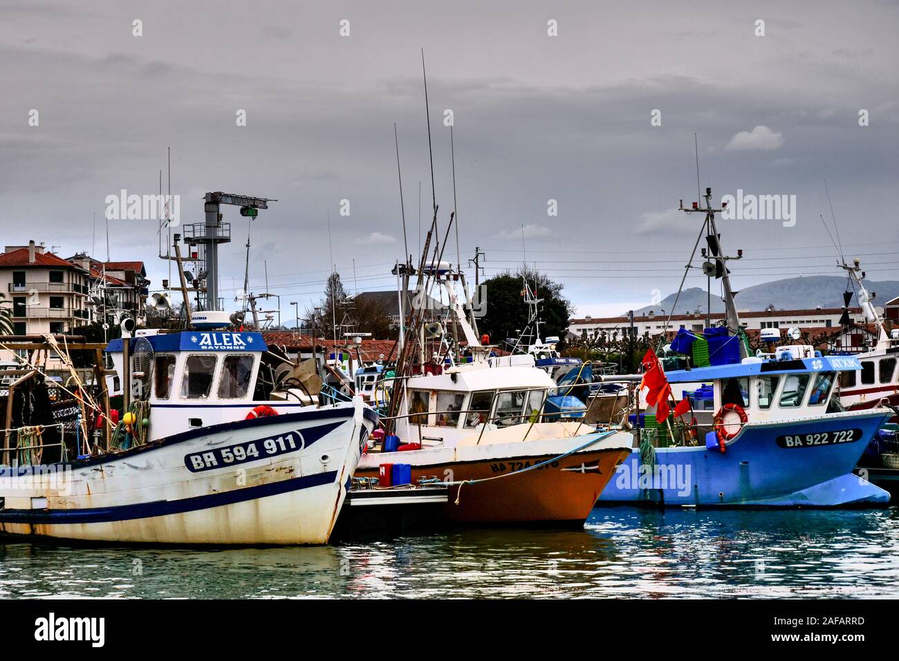 Fischerboote im Hafen von Saint-Jean-de-Luz, Aquitanien, Frankreich Stockfoto