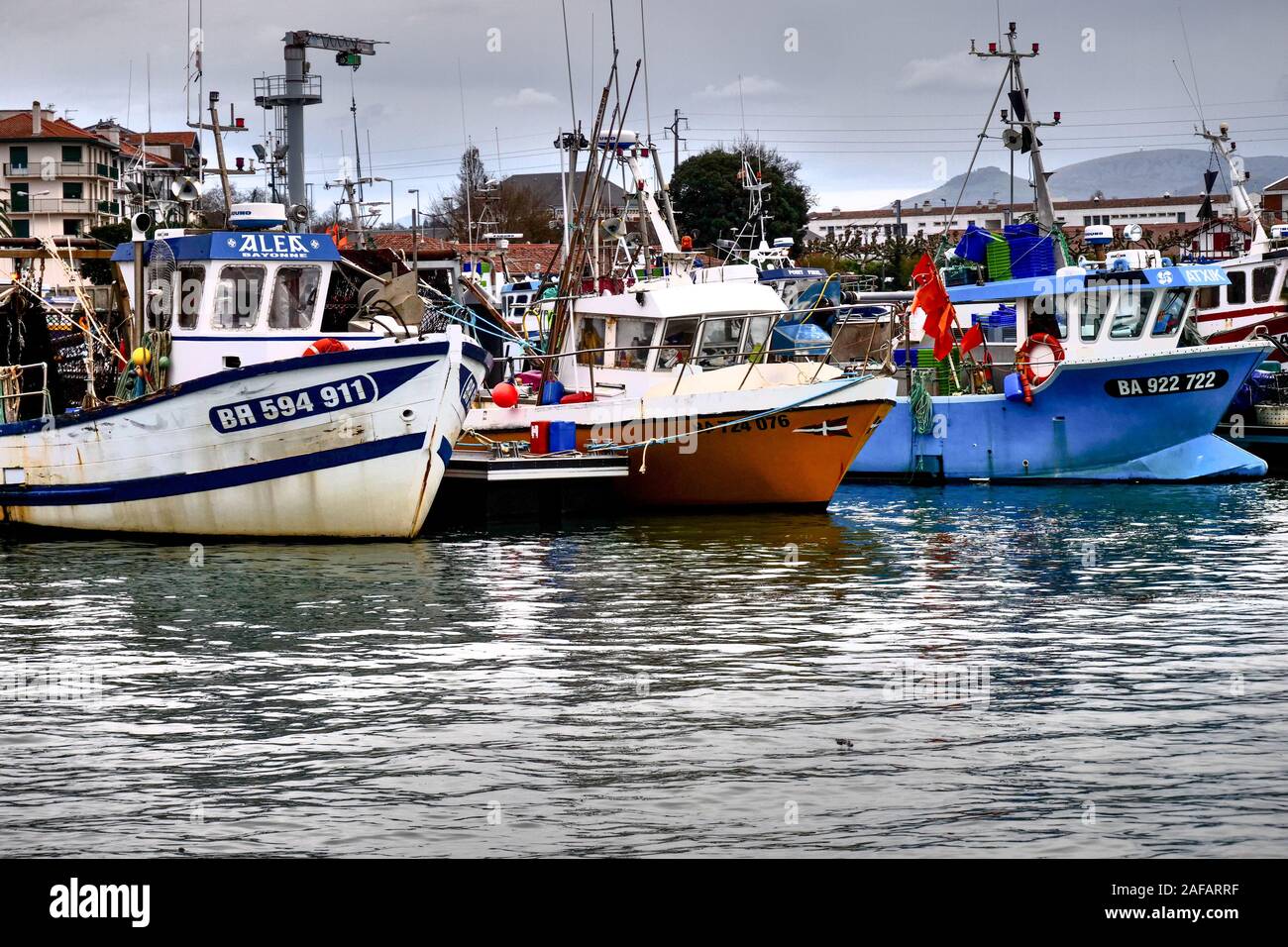 Fischerboote im Hafen von Saint-Jean-de-Luz, Aquitanien, Frankreich Stockfoto