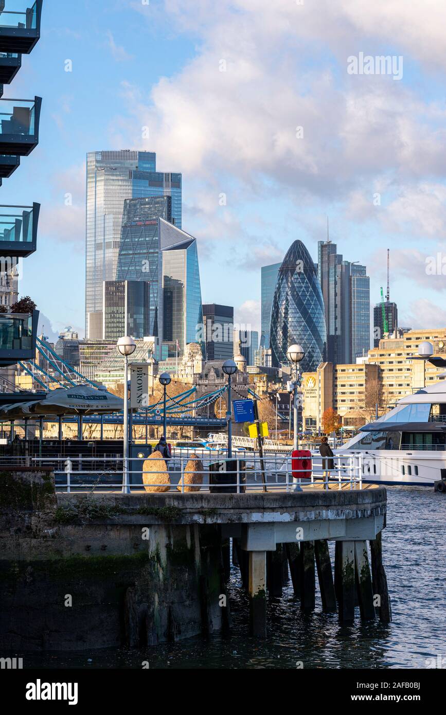 Londons Finanzviertel Wolkenkratzer von der Tower Bridge Moorings gesehen. 22 Bishopsgate, dem Skalpell, Cheesegrater, von Braun Butlers Wharf Stockfoto