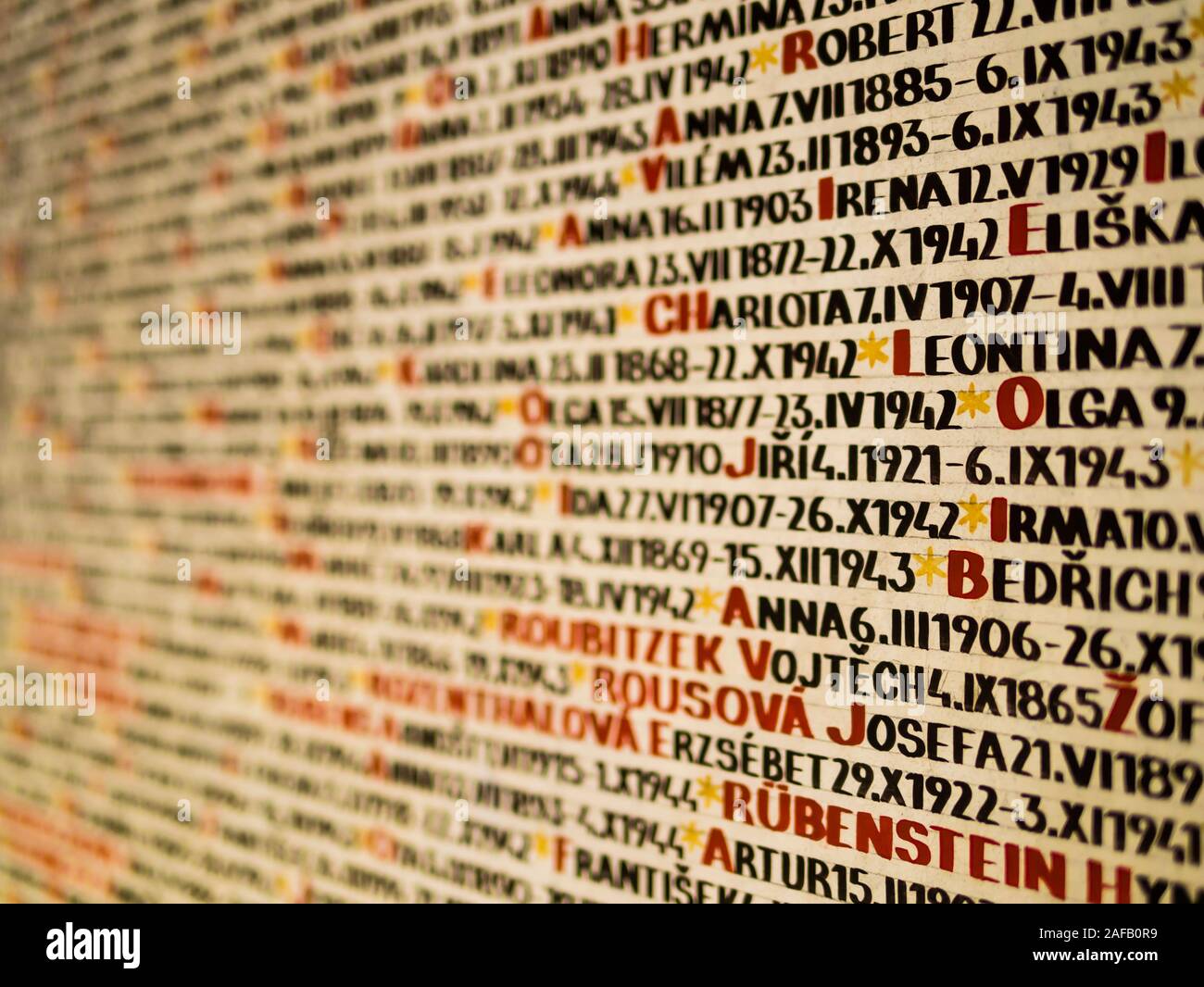 Beeindruckende Pinkas-synagoge Wand, bedeckt mit den Namen der Opfer des Holocaust, Prag, Tschechische Republik Stockfoto
