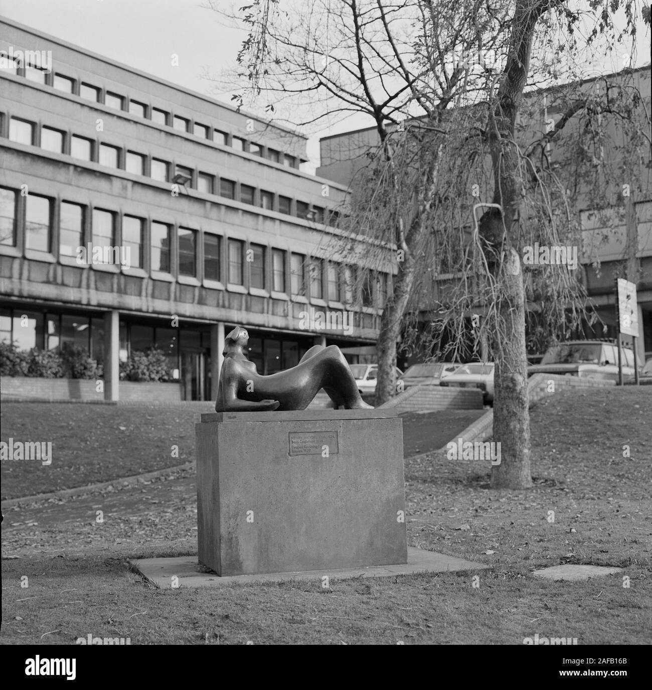 1987, Henry Moore Skulptur am Schloss Civic Center, in West Yorkshire, Nordengland, Großbritannien Stockfoto