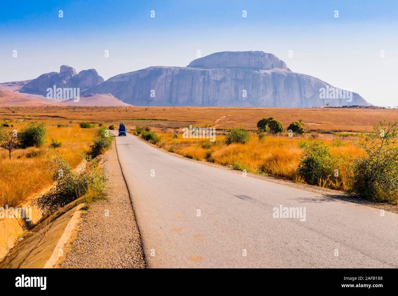 Madagaskar, malerischen Blick auf Route Nationale 7 (RN7), mit Hut Kardinal im Hintergrund, riesige Granit Berg, die Bestandteil von Andringitra Massivs Stockfoto