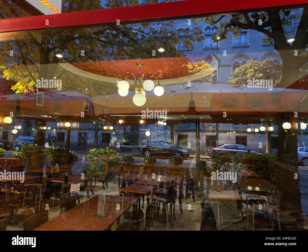 Blick von der Straße der typisch französische Café Brasserie mit leeren  Sitze und Reflexionen der Stadt in der Vitrine Glas Stockfotografie - Alamy
