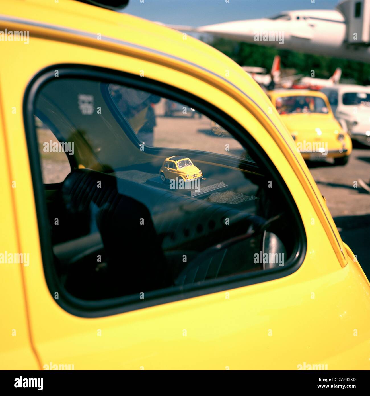 Modell gelb Fiat 500 innen gelb Fiat 500 mit gelben Fiat 500 im Hintergrund Stockfoto