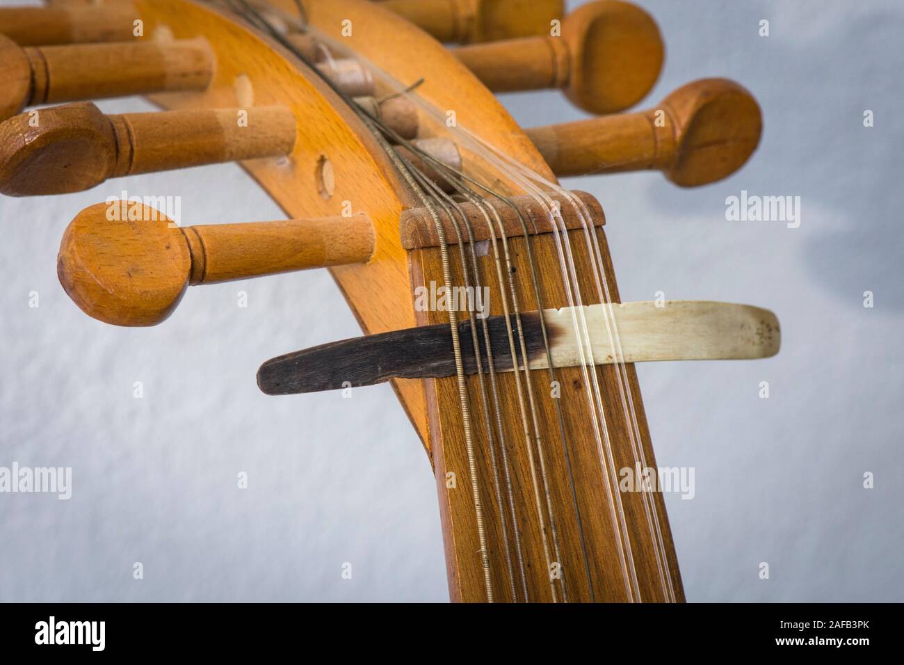 Spindelstock mit Abholung, Plektrum aus Horn, auf Zeichenketten eines alten Oud arabische Musik Instrument. Stockfoto