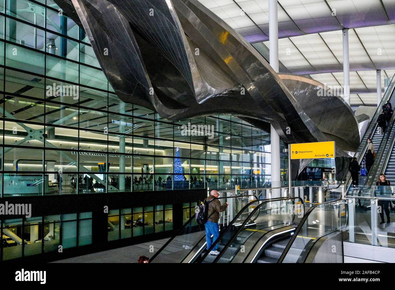 Rolltreppe, Metallskulptur Slipstream, Terminal 2, Flughafen Heathrow, Greater London, England, Großbritannien Stockfoto