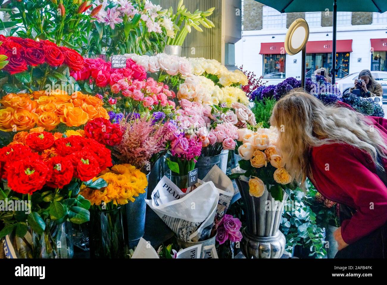 Riechende Frau Blumen, Blumenladen, Bibendum Michelin Gebäude (Haus), London, England, Großbritannien Stockfoto