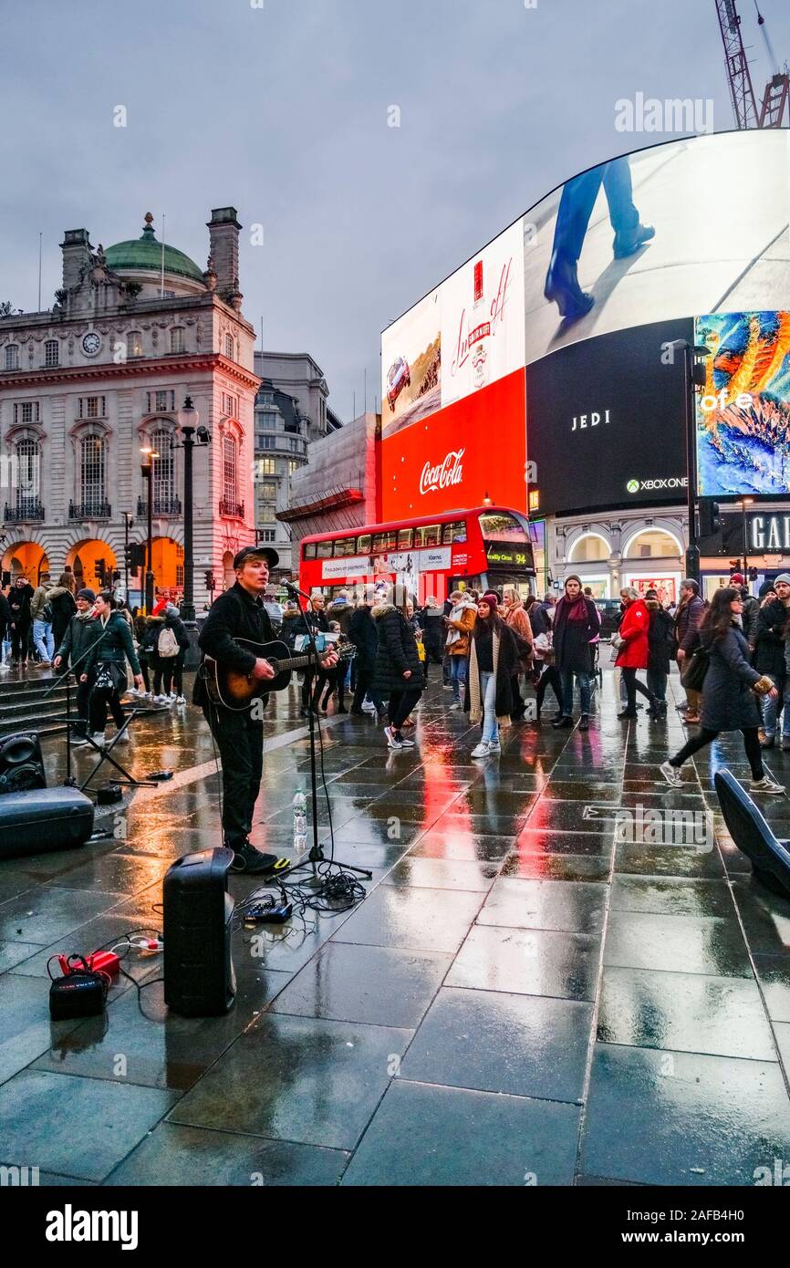 Gitarre spielen, Musiker, Gaukler, Straßenmusik, Picadilly Circus, London, England, Großbritannien Stockfoto