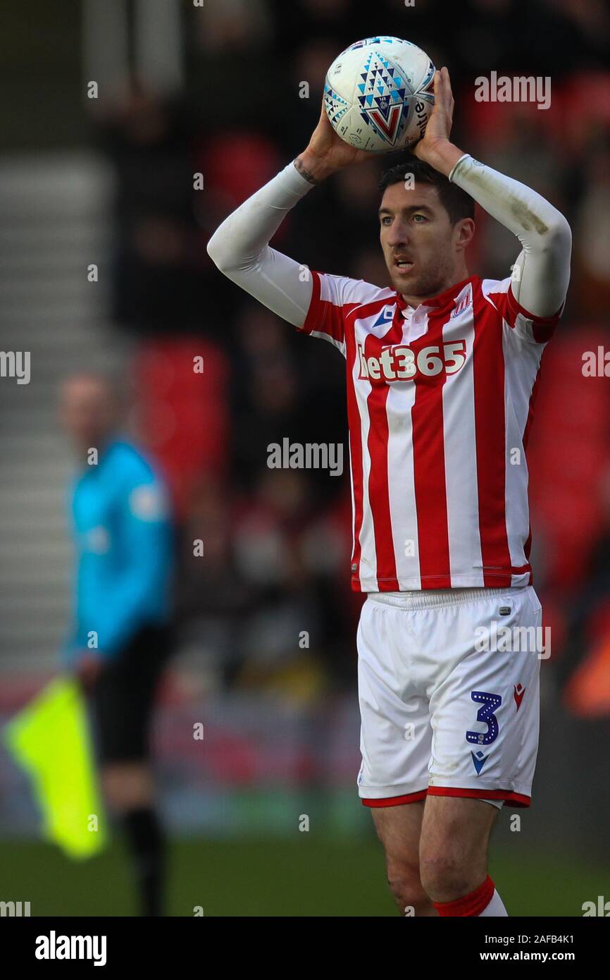 Stoke-on-Trent, Großbritannien. 14 Dez, 2019. Stoke City defender Stephen Ward (3) bereitet in während der efl Sky Bet Championship Match zwischen Stoke City werfen und Lesung in der bet365 Stadium, Stoke-on-Trent, England am 14. Dezember 2019. Foto von Jurek Biegus. Nur die redaktionelle Nutzung, eine Lizenz für die gewerbliche Nutzung erforderlich. Keine Verwendung in Wetten, Spiele oder einer einzelnen Verein/Liga/player Publikationen. Credit: UK Sport Pics Ltd/Alamy leben Nachrichten Stockfoto