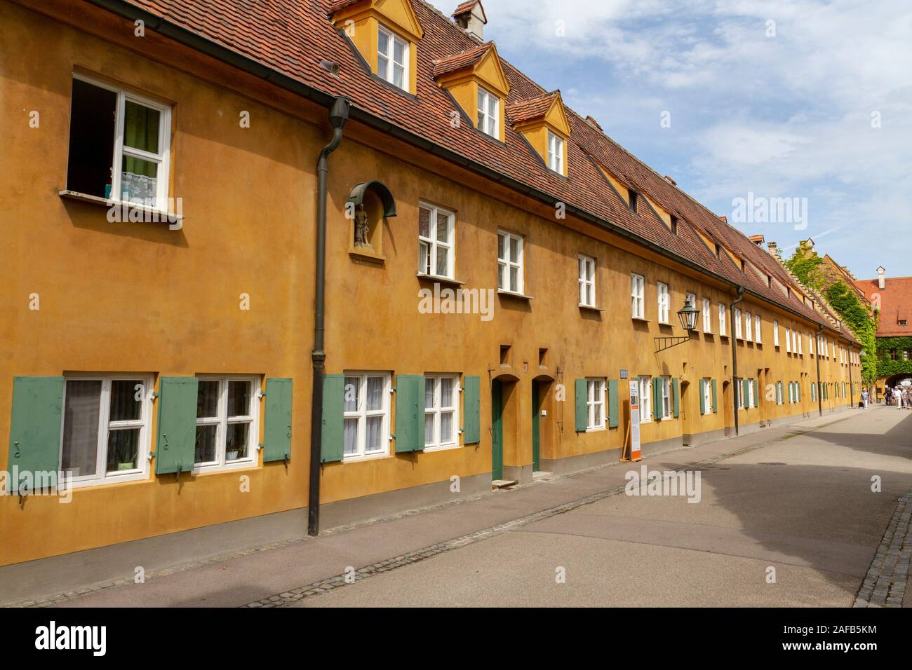 Blick auf eine typische Straße in der Fuggerei, einen Ummauerten Enklave innerhalb der Stadt Augsburg, Bayern, Deutschland. Stockfoto