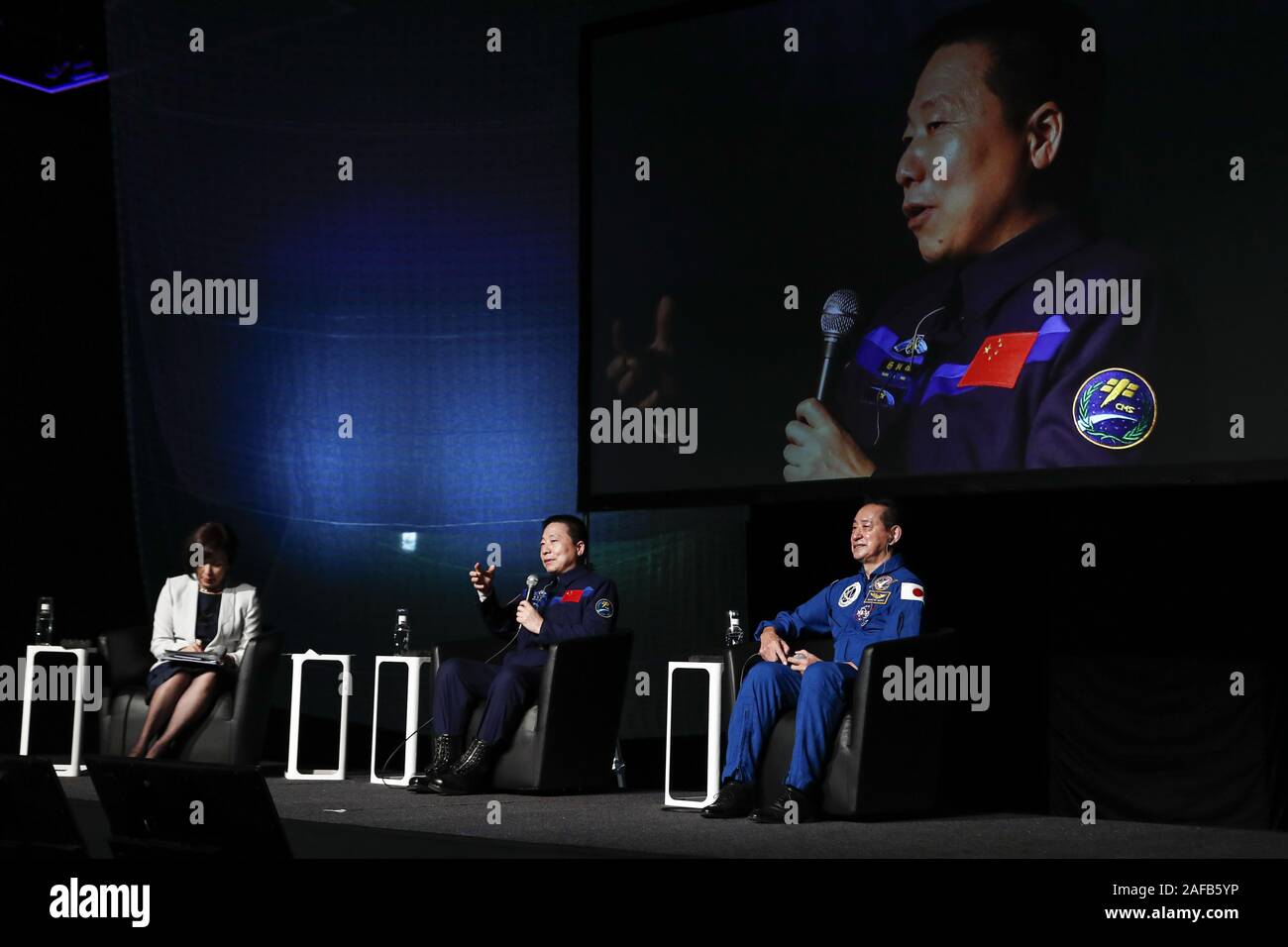 Tokio, Japan. 14 Dez, 2019. China''˜ s erste Astronaut Yang Liwei (L) spricht während einer Talkshow neben japanischen ehemalige NASDA astronaut Mamoru Mōri im Nationalmuseum von aufstrebenden Wissenschaft und Innovation (Miraikan). Liwei und Mōri met in Tokio über ihre Erfahrungen und die Zukunft der Raumfahrt Missionen mit dem Publikum zu sprechen. Yang Liwei, ist der erste Astronaut in den Weltraum von der chinesischen Raumfahrtprogramms gesendet. Mamoru Mōri war der erste japanische Astronaut nach Japan und den USA gemeinsame Untersuchung im Raum durchführen. Credit: Rodrigo Reyes Marin/ZUMA Draht/Alamy leben Nachrichten Stockfoto