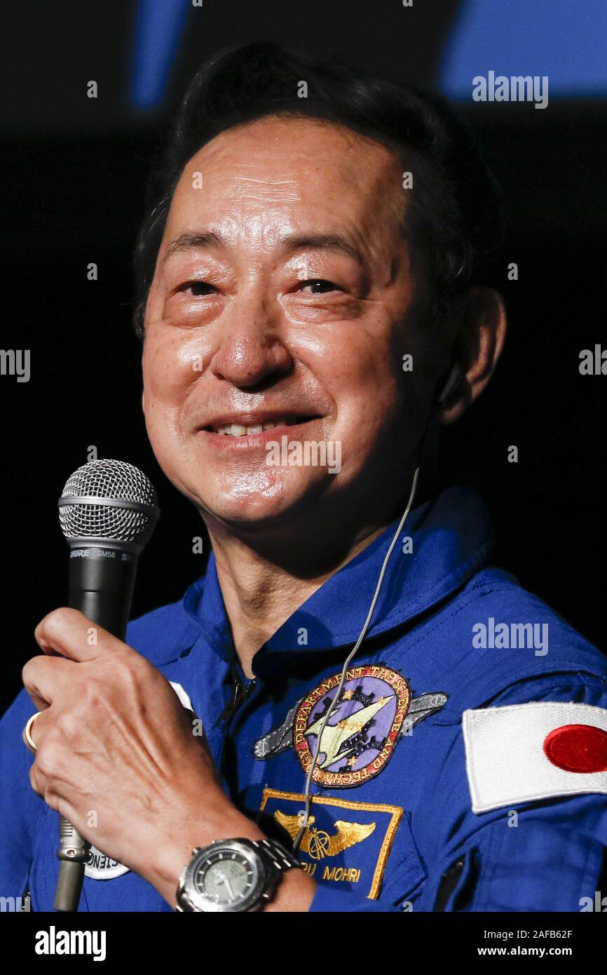 Tokio, Japan. 14 Dez, 2019. Japanische ehemalige NASDA astronaut Mamoru Mōri spricht während einer Talkshow neben China''˜ s erste Astronaut Yang Liwei am nationalen Museum der aufstrebenden Wissenschaft und Innovation (Miraikan). Liwei und Mōri met in Tokio über ihre Erfahrungen und die Zukunft der Raumfahrt Missionen mit dem Publikum zu sprechen. Yang Liwei, ist der erste Astronaut in den Weltraum von der chinesischen Raumfahrtprogramms gesendet. Mamoru Mōri war der erste japanische Astronaut nach Japan und den USA gemeinsame Untersuchung im Raum durchführen. Credit: Rodrigo Reyes Marin/ZUMA Draht/Alamy leben Nachrichten Stockfoto