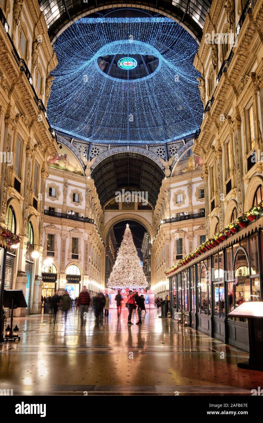 Mailand, Italien - 10. Dezember 2019: Mode Weihnachtsbaum in Mailand Galleria Vittorio Emanuele II Shopping Mall, Italien Stockfoto